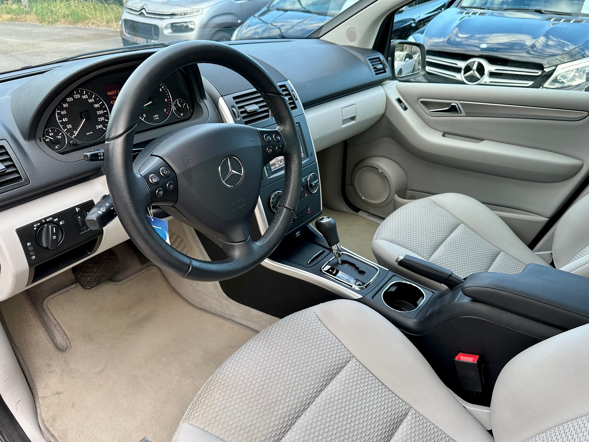 MERCEDES-BENZ A 180 Avantgarde Selection Autotronic-image-8