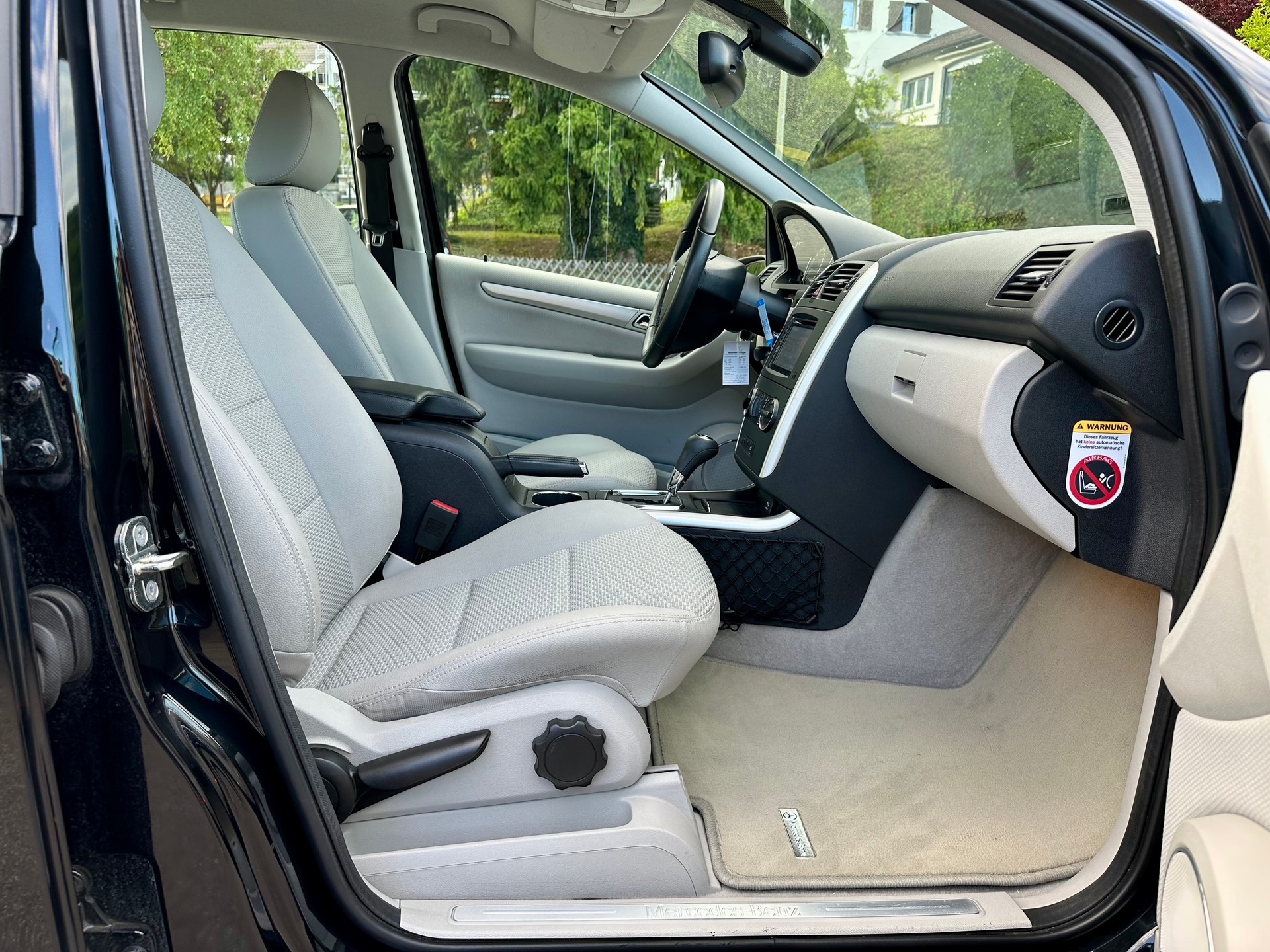 MERCEDES-BENZ A 180 Avantgarde Selection Autotronic-image-11