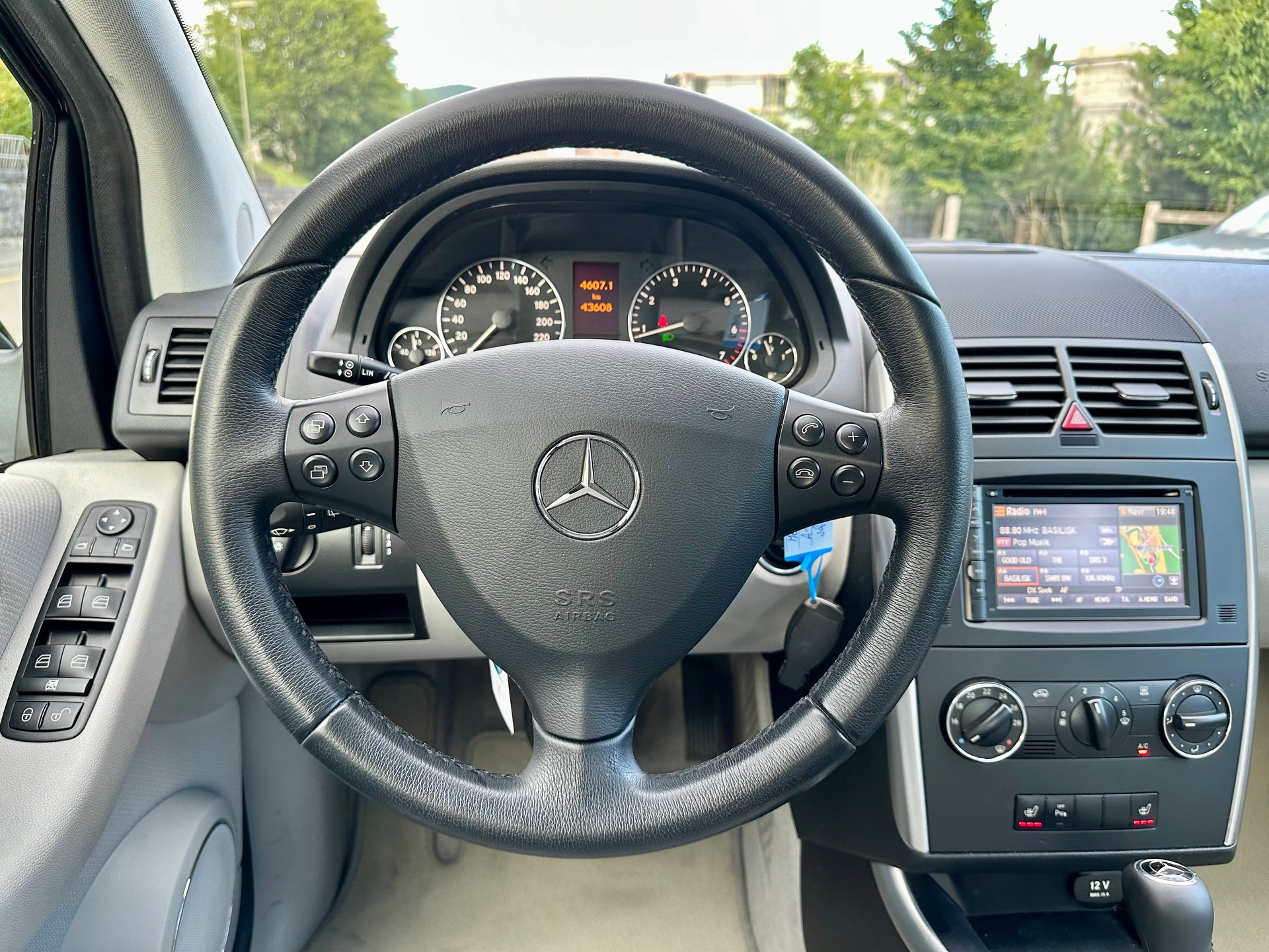 MERCEDES-BENZ A 180 Avantgarde Selection Autotronic-image-14