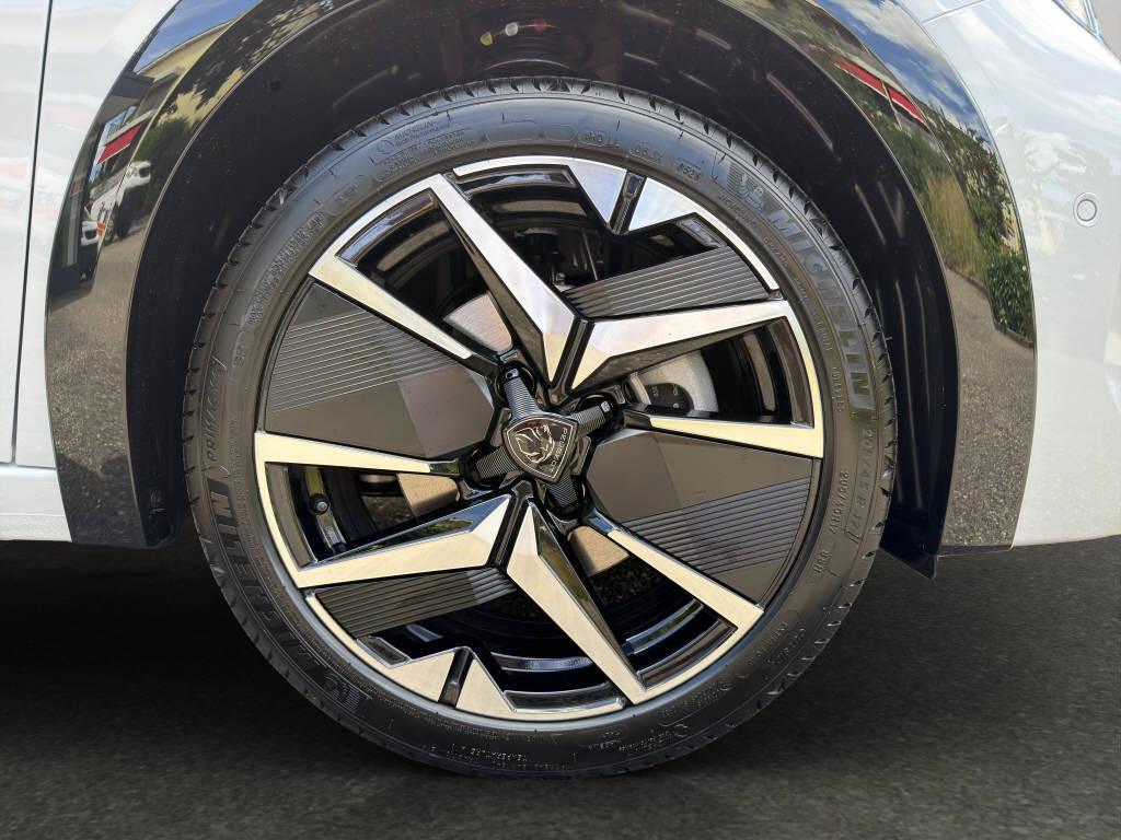 PEUGEOT 208 1.2 Hybrid Allure-image-4