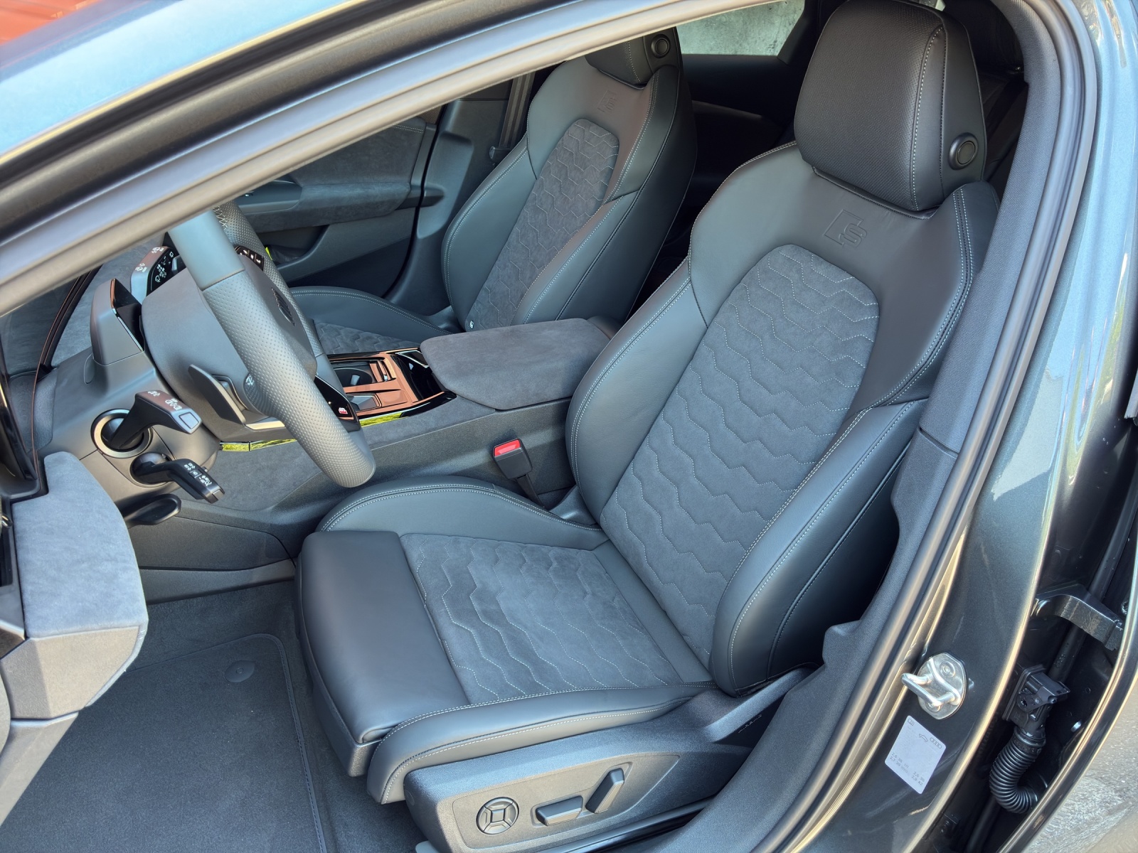 AUDI A6 Avant e-tron quattro-image-11