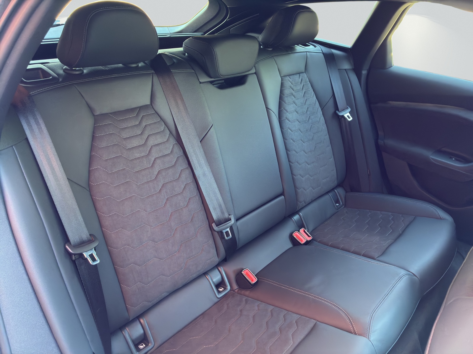 AUDI A6 Avant e-tron quattro-image-8