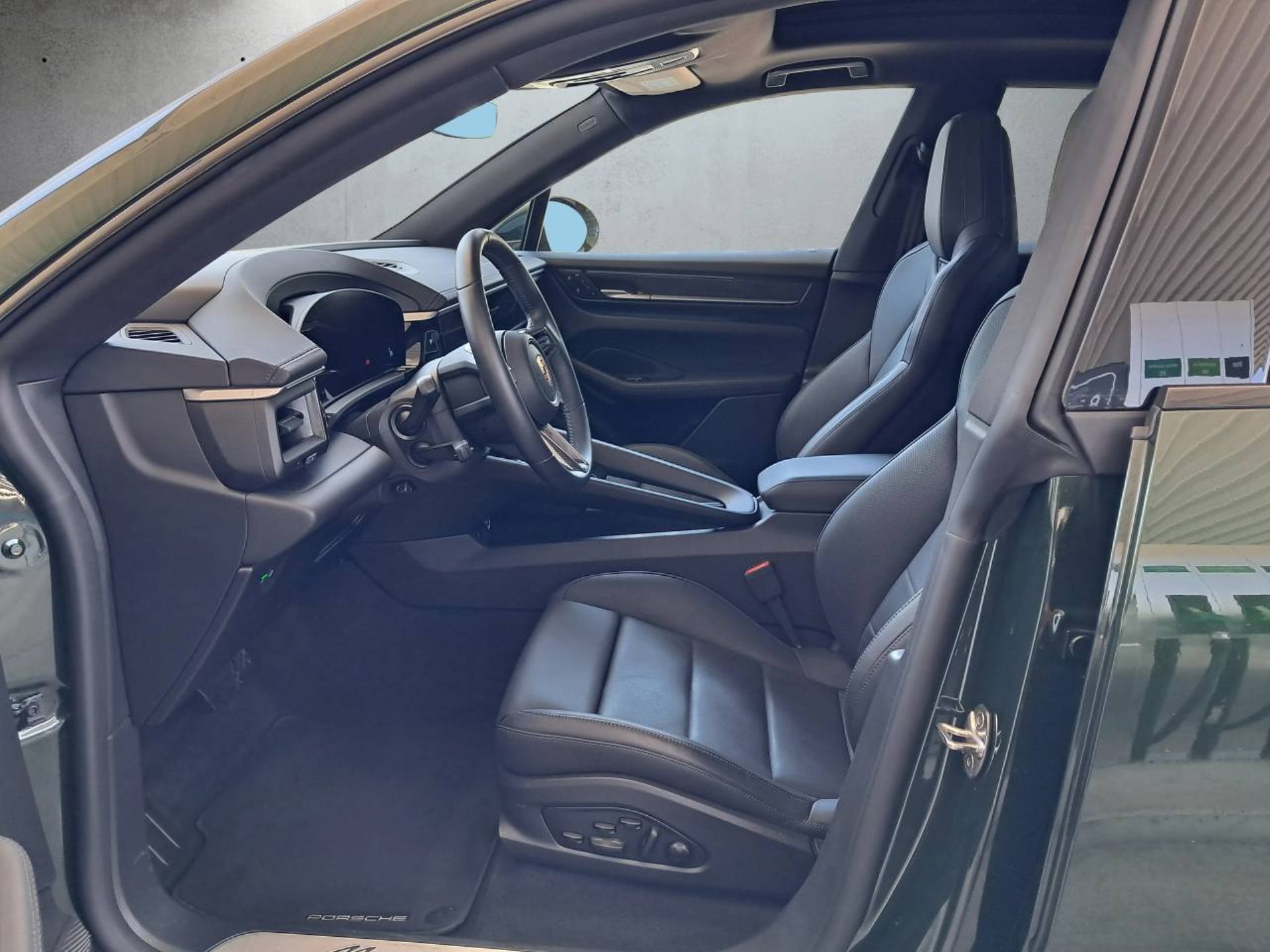 PORSCHE Macan 4-image-3