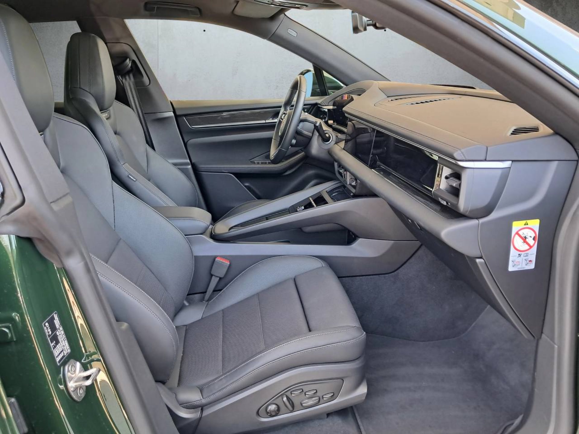 PORSCHE Macan 4-image-13