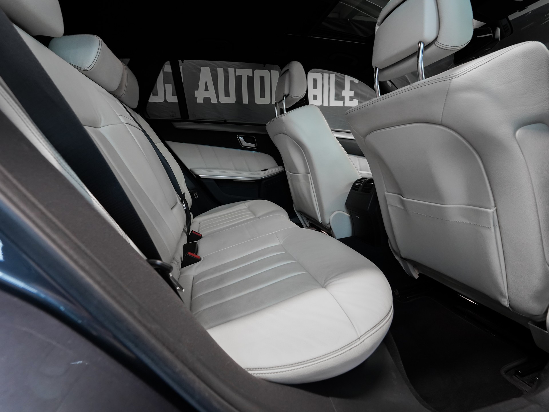 MERCEDES-BENZ E 350 BlueTEC Avantgarde 4Matic 7G-Tronic-image-10