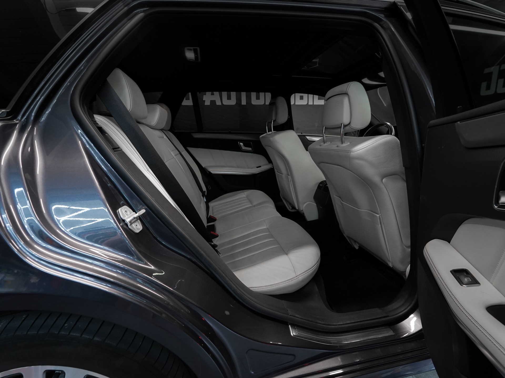 MERCEDES-BENZ E 350 BlueTEC Avantgarde 4Matic 7G-Tronic-image-9