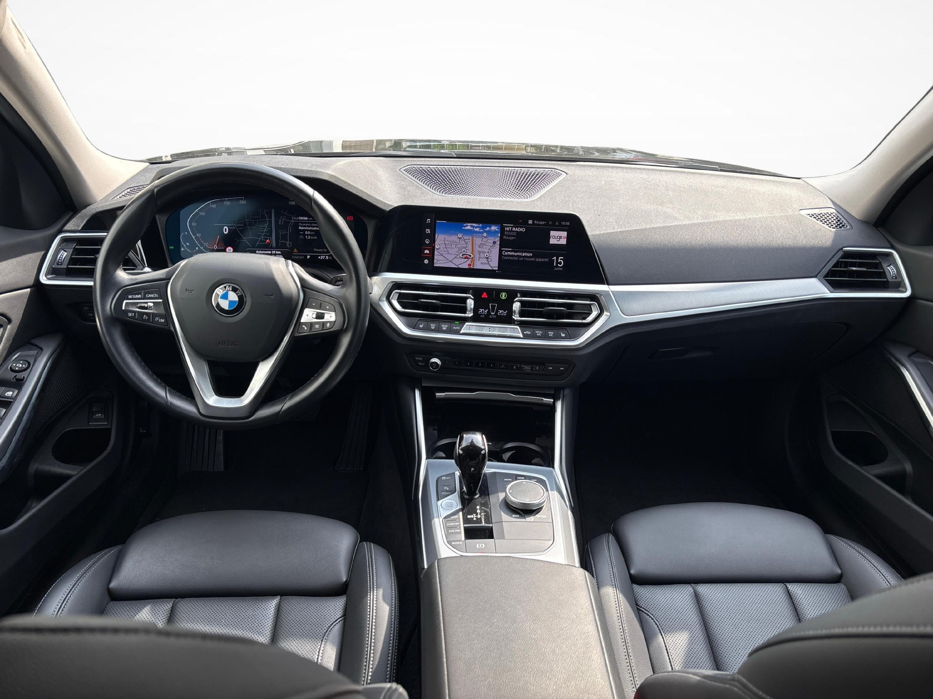 BMW 330i xDrive Touring-image-11