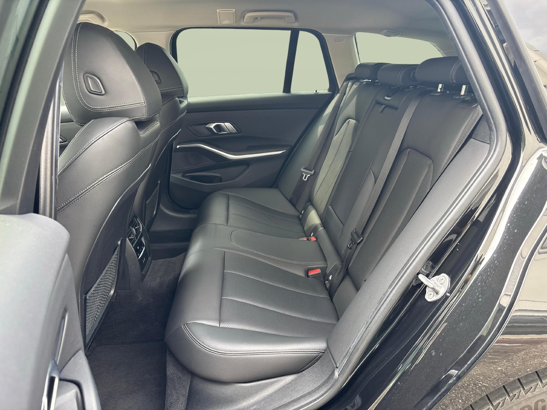 BMW 330i xDrive Touring-image-10