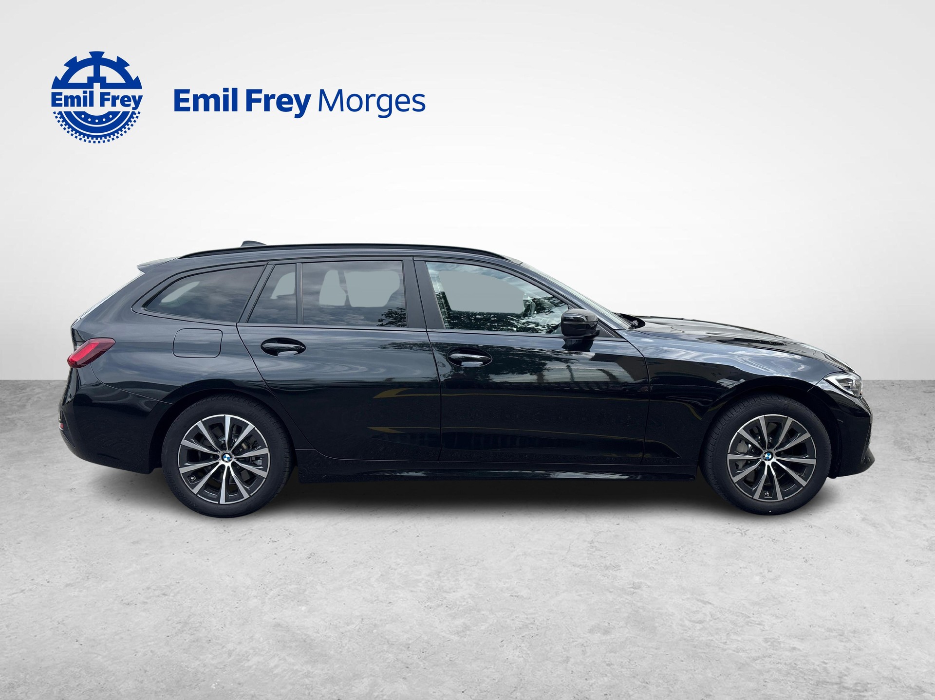 BMW 330i xDrive Touring-image-1
