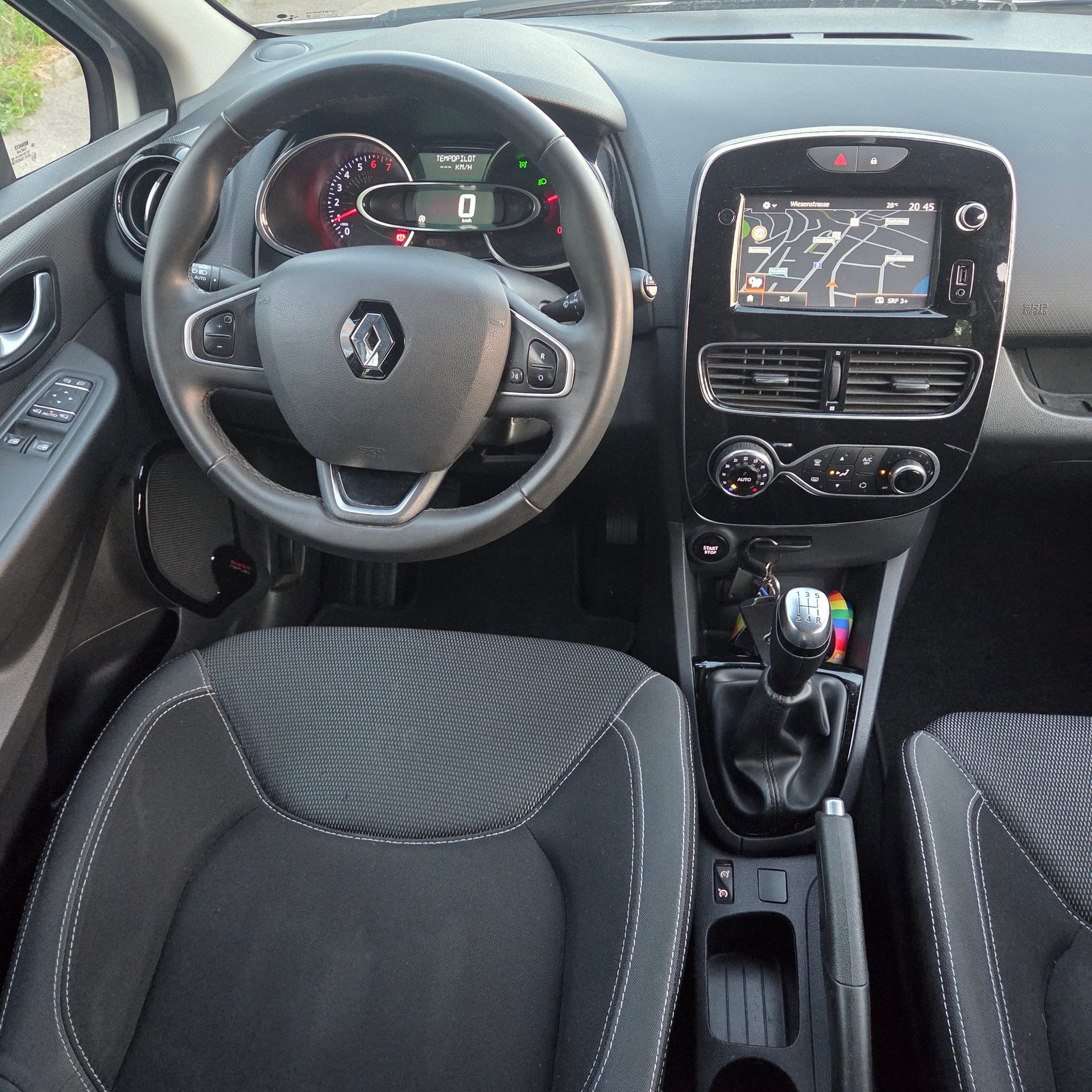 RENAULT Clio 0.9 12V Zen-image-9