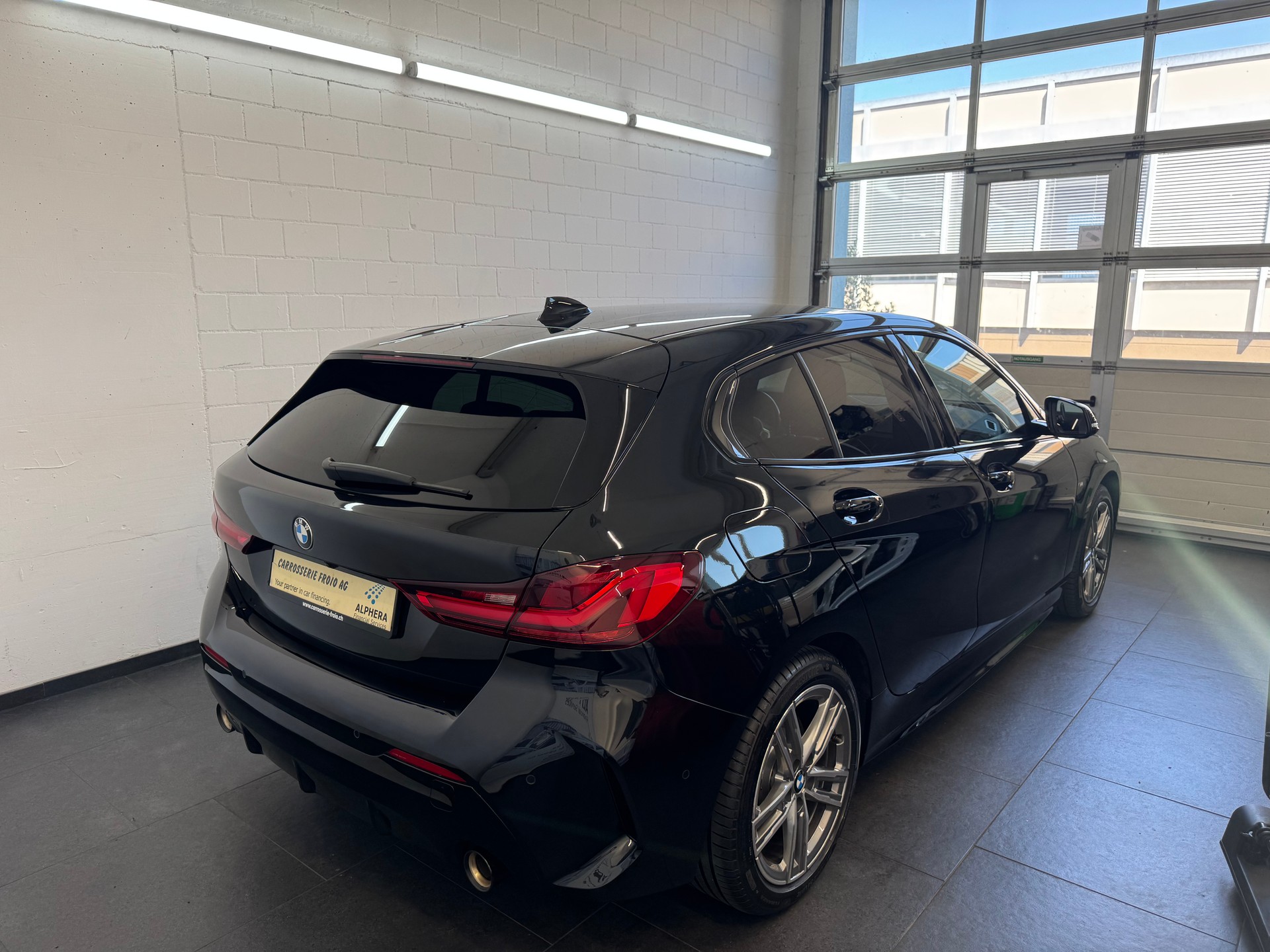 BMW 120i Pure M Sport Steptronic-image-3
