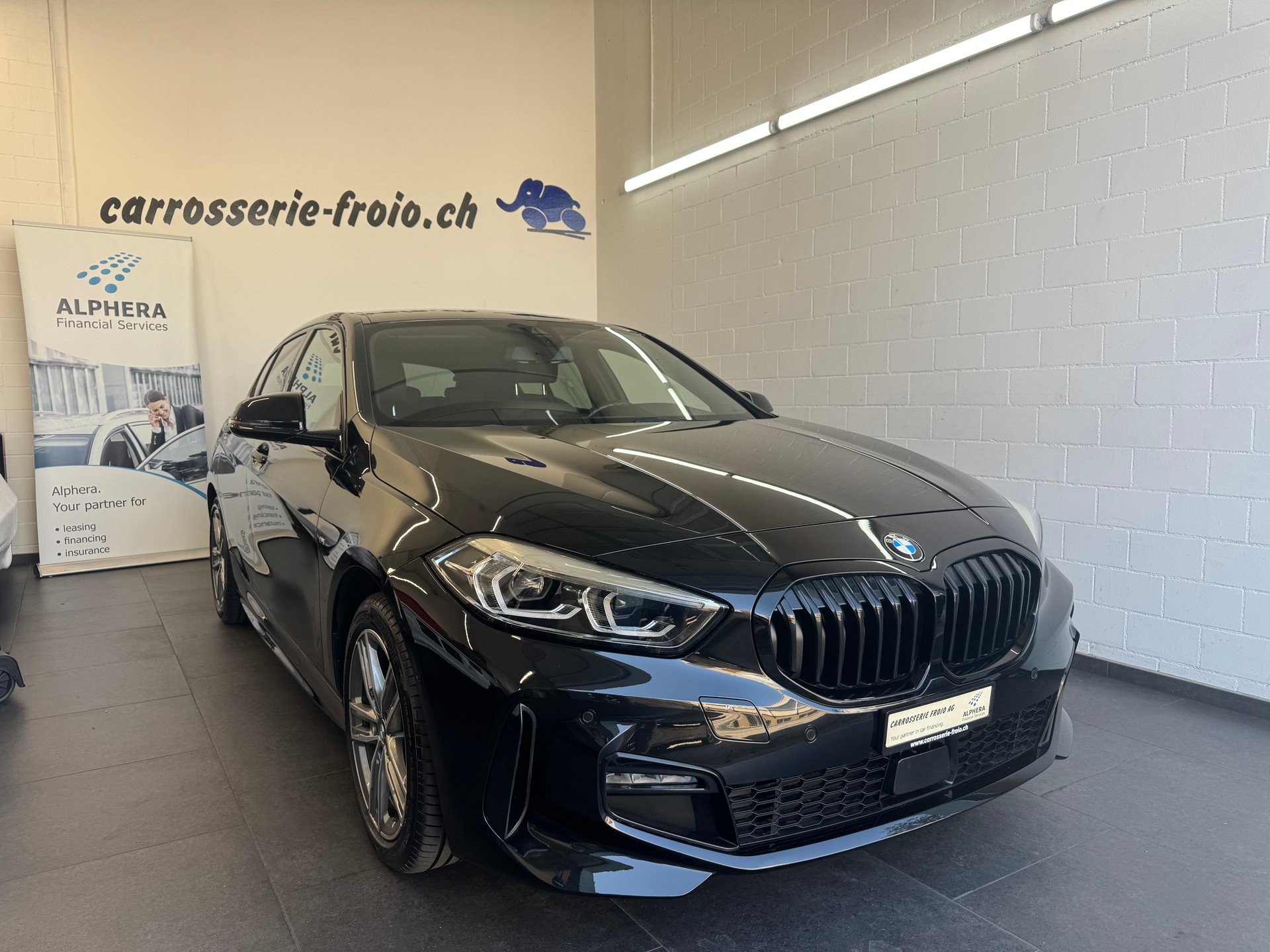 BMW 120i Pure M Sport Steptronic-image-2