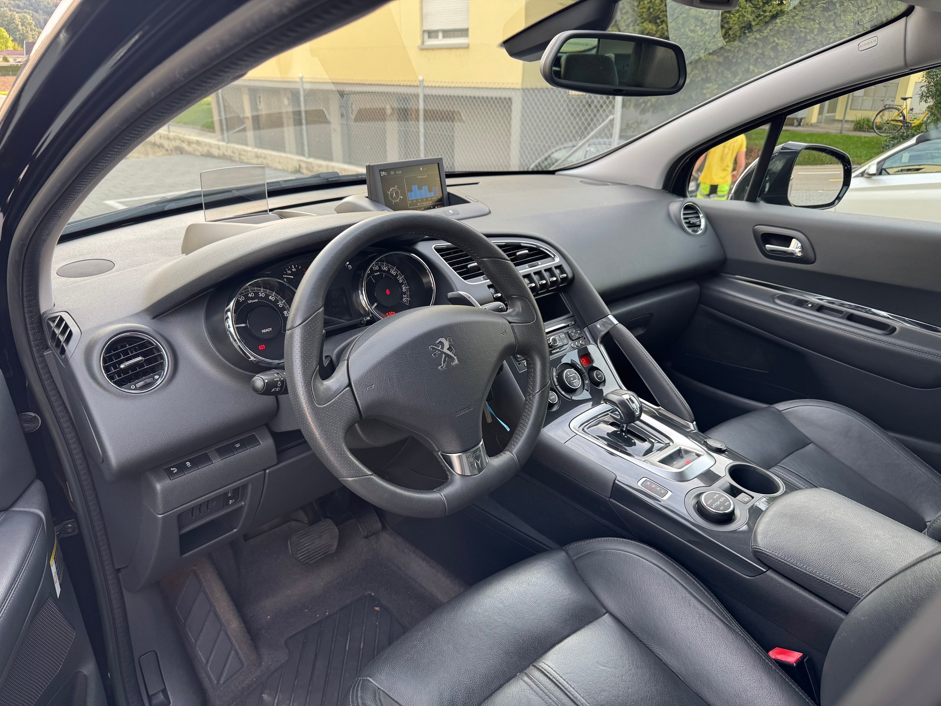 PEUGEOT 3008 HYbrid4 4X4 2.0 HDI EGS6-image-8