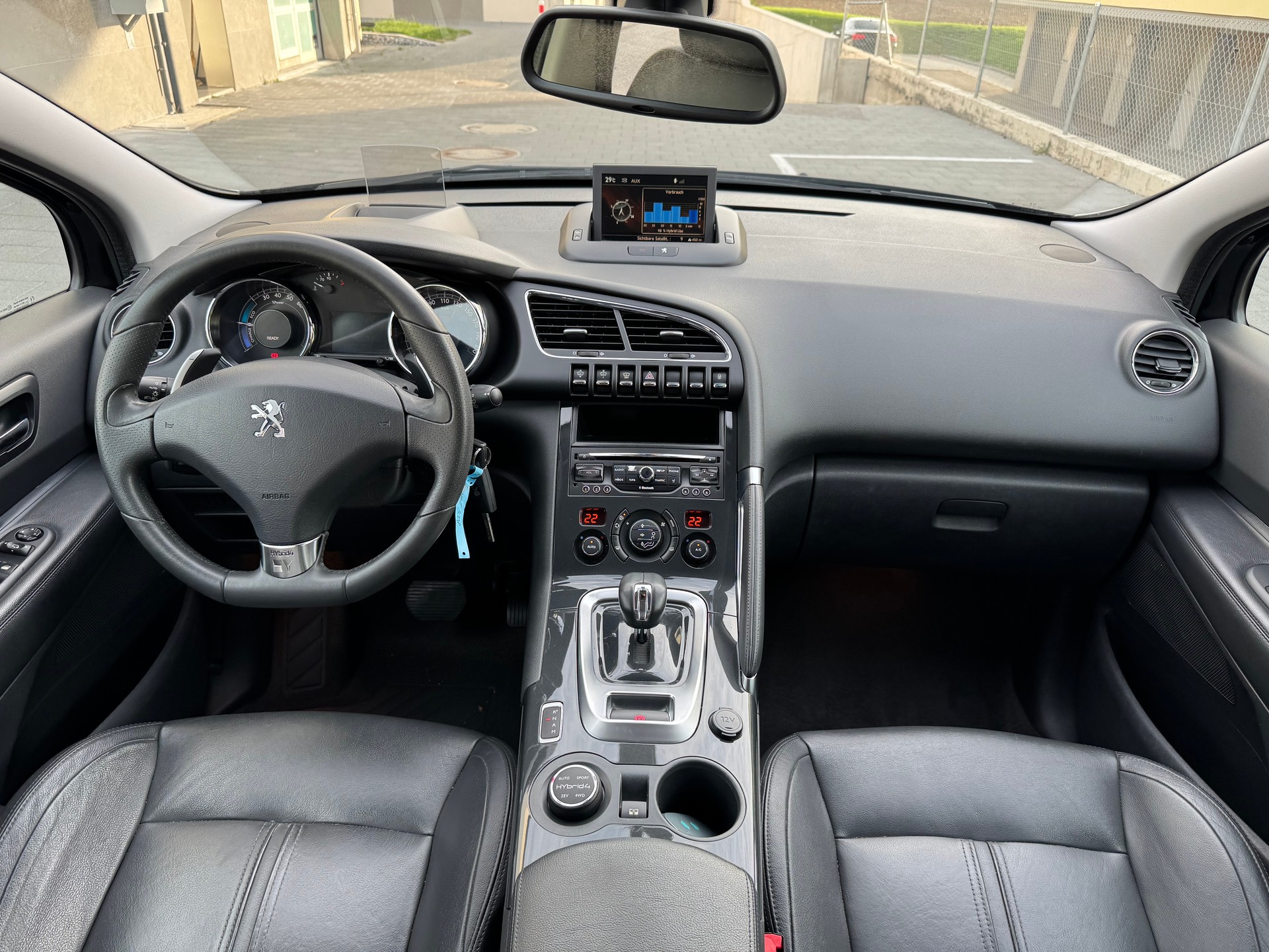 PEUGEOT 3008 HYbrid4 4X4 2.0 HDI EGS6-image-9