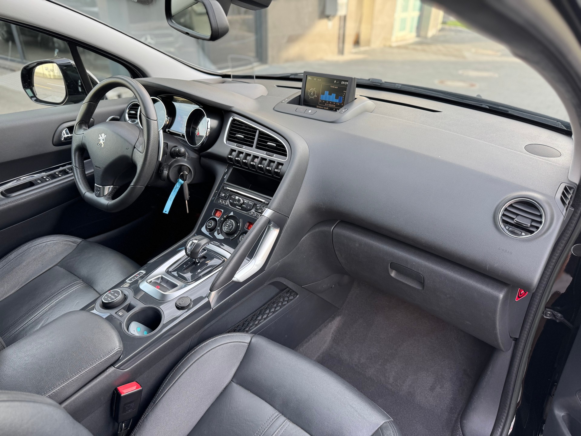 PEUGEOT 3008 HYbrid4 4X4 2.0 HDI EGS6-image-11