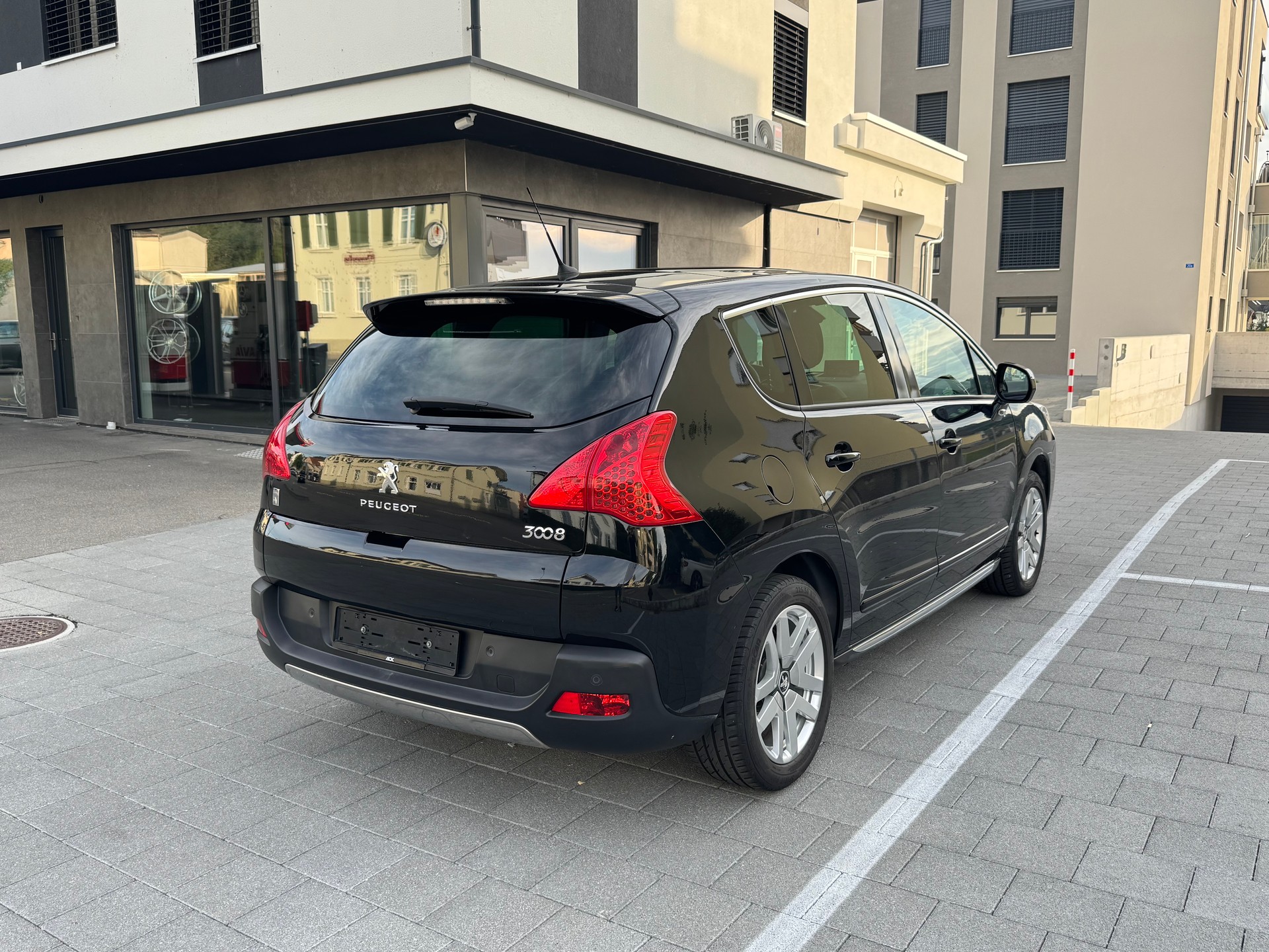 PEUGEOT 3008 HYbrid4 4X4 2.0 HDI EGS6-image-4