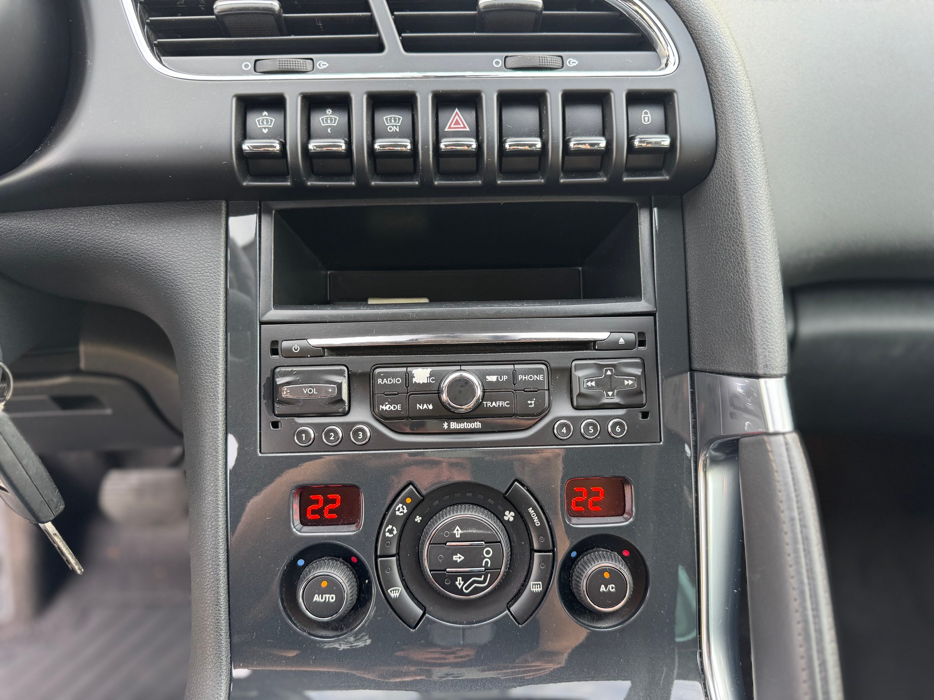 PEUGEOT 3008 HYbrid4 4X4 2.0 HDI EGS6-image-16