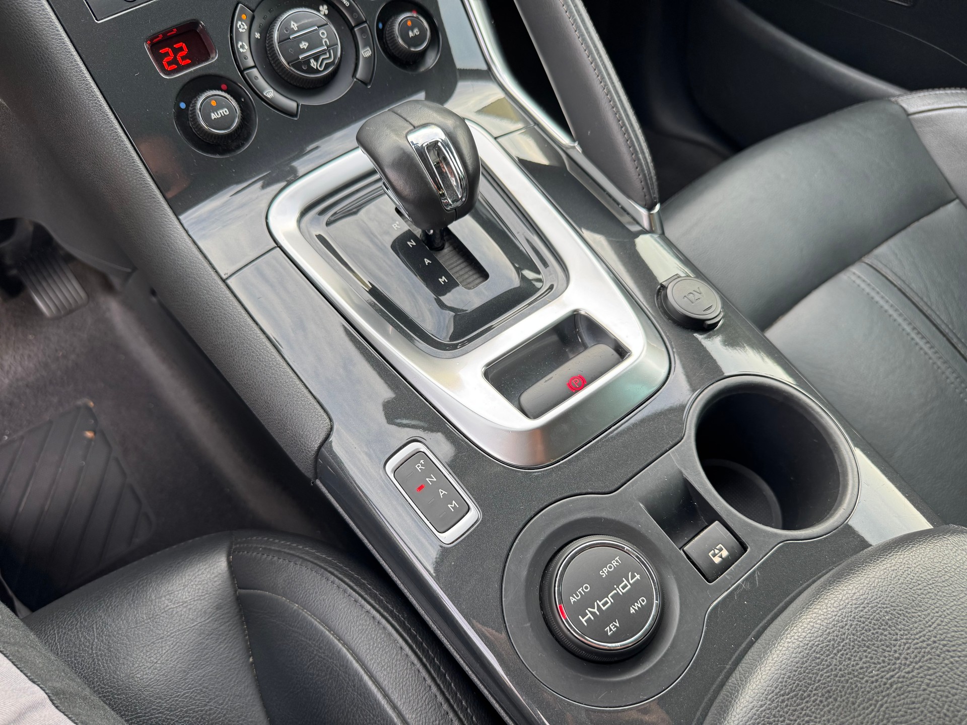 PEUGEOT 3008 HYbrid4 4X4 2.0 HDI EGS6-image-15