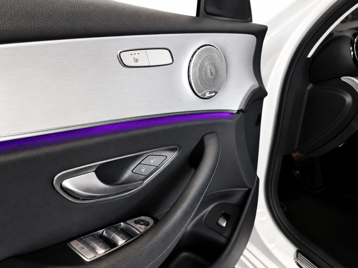 MERCEDES-BENZ E 300 de AMG Line 4matic Kombi Pack Premium " 360°-Kamera " Panorama-Schiebedach "-image-13