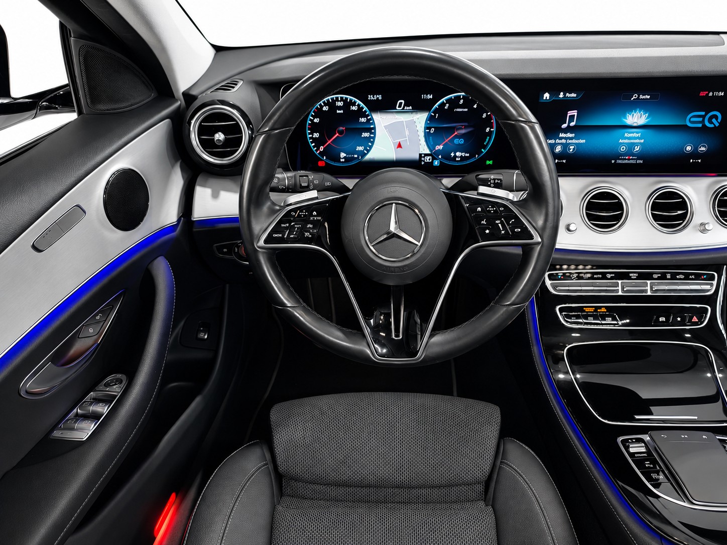 MERCEDES-BENZ E 300 de AMG Line 4matic Kombi Pack Premium " 360°-Kamera " Panorama-Schiebedach "-image-17
