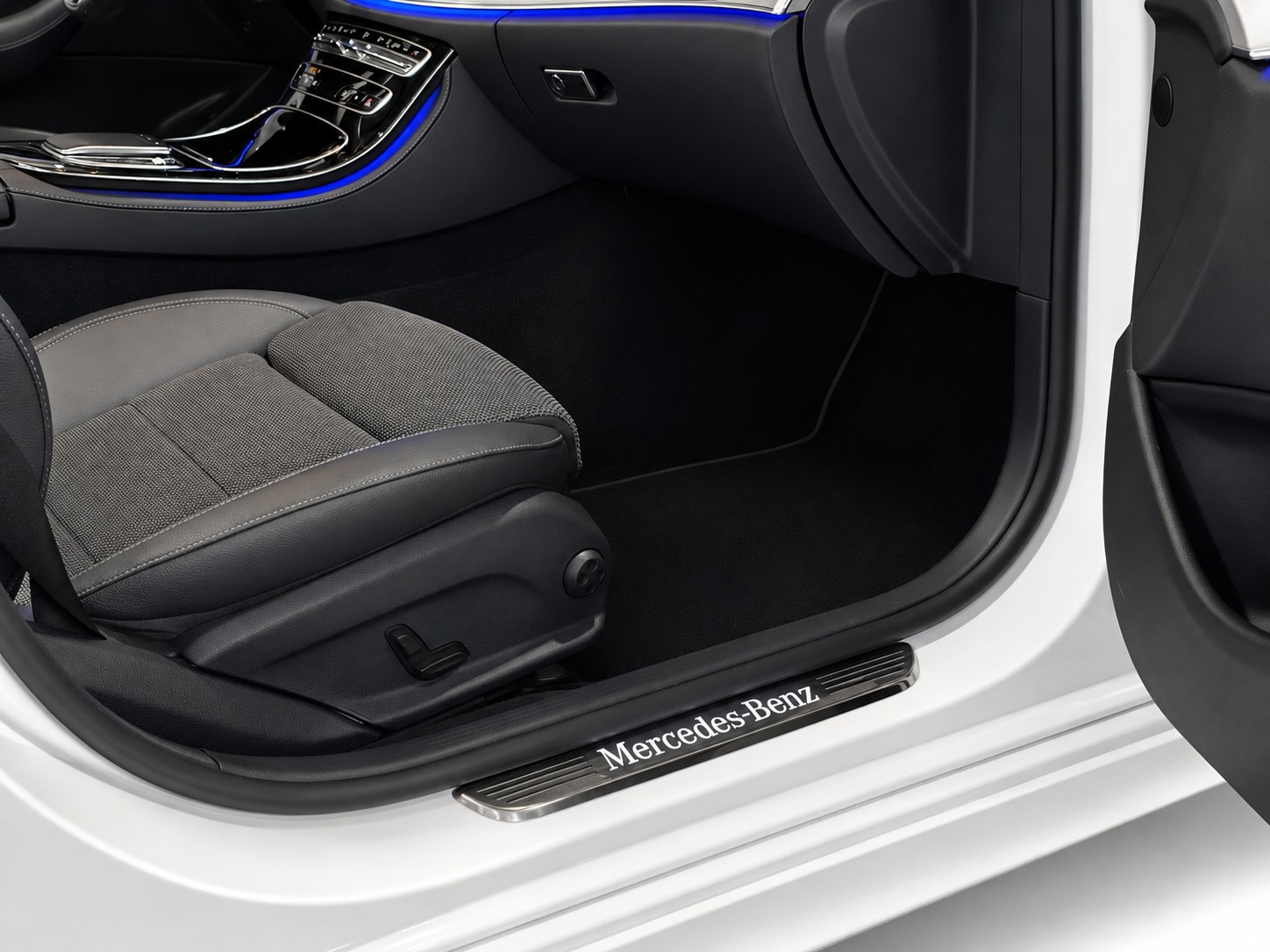 MERCEDES-BENZ E 300 de AMG Line 4matic Kombi Pack Premium " 360°-Kamera " Panorama-Schiebedach "-image-23