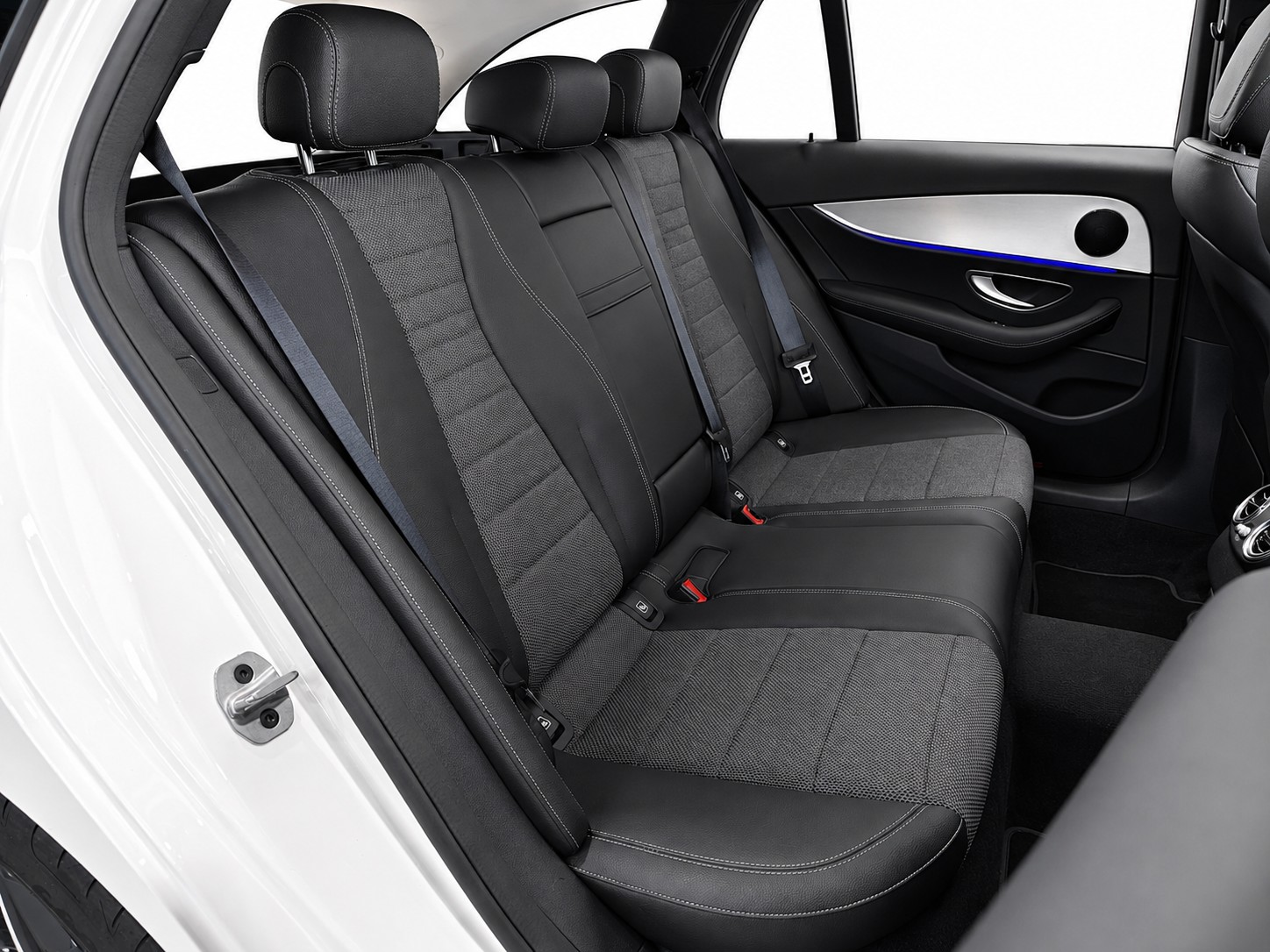 MERCEDES-BENZ E 300 de AMG Line 4matic Kombi Pack Premium " 360°-Kamera " Panorama-Schiebedach "-image-25