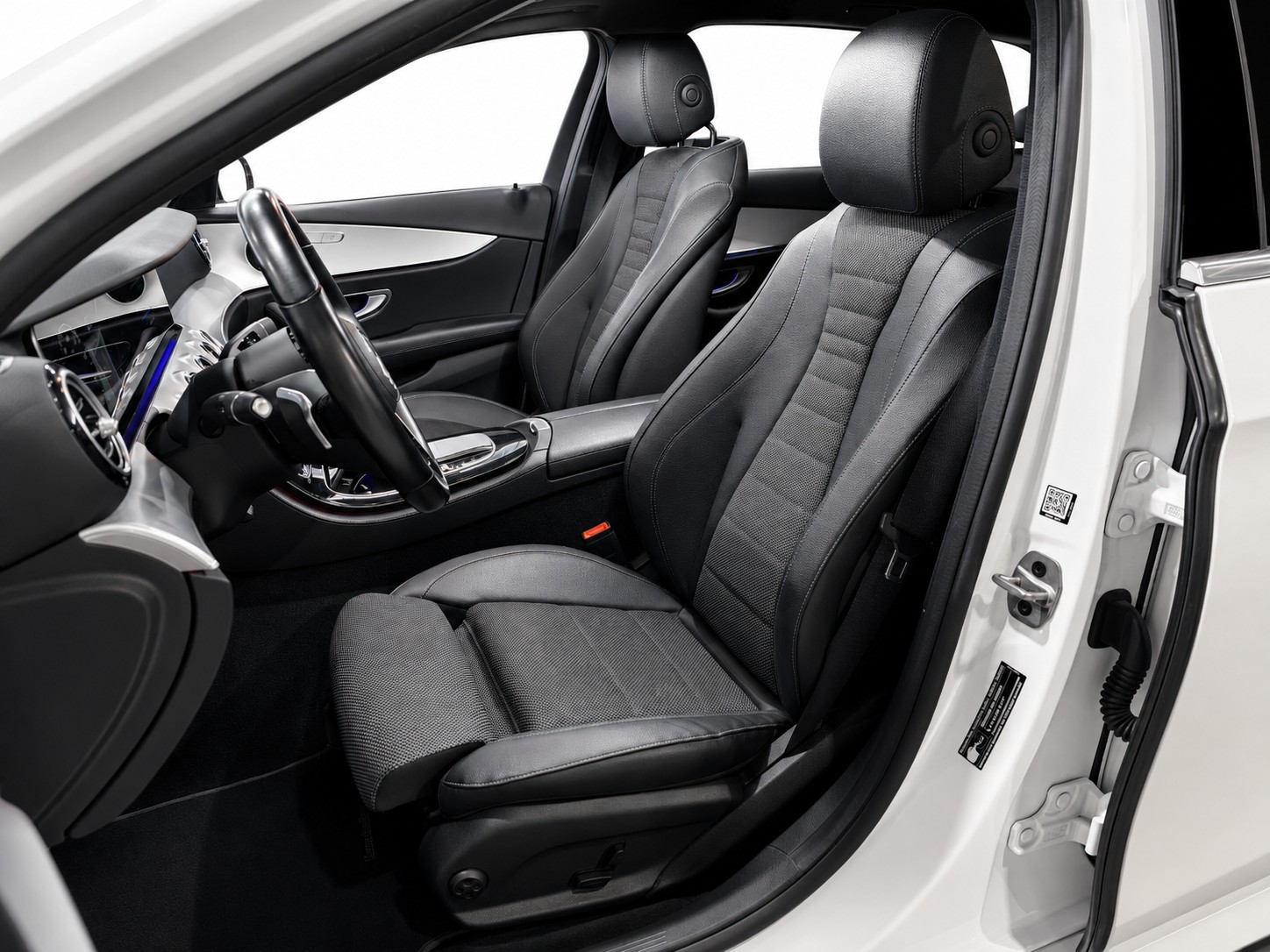 MERCEDES-BENZ E 300 de AMG Line 4matic Kombi Pack Premium " 360°-Kamera " Panorama-Schiebedach "-image-20