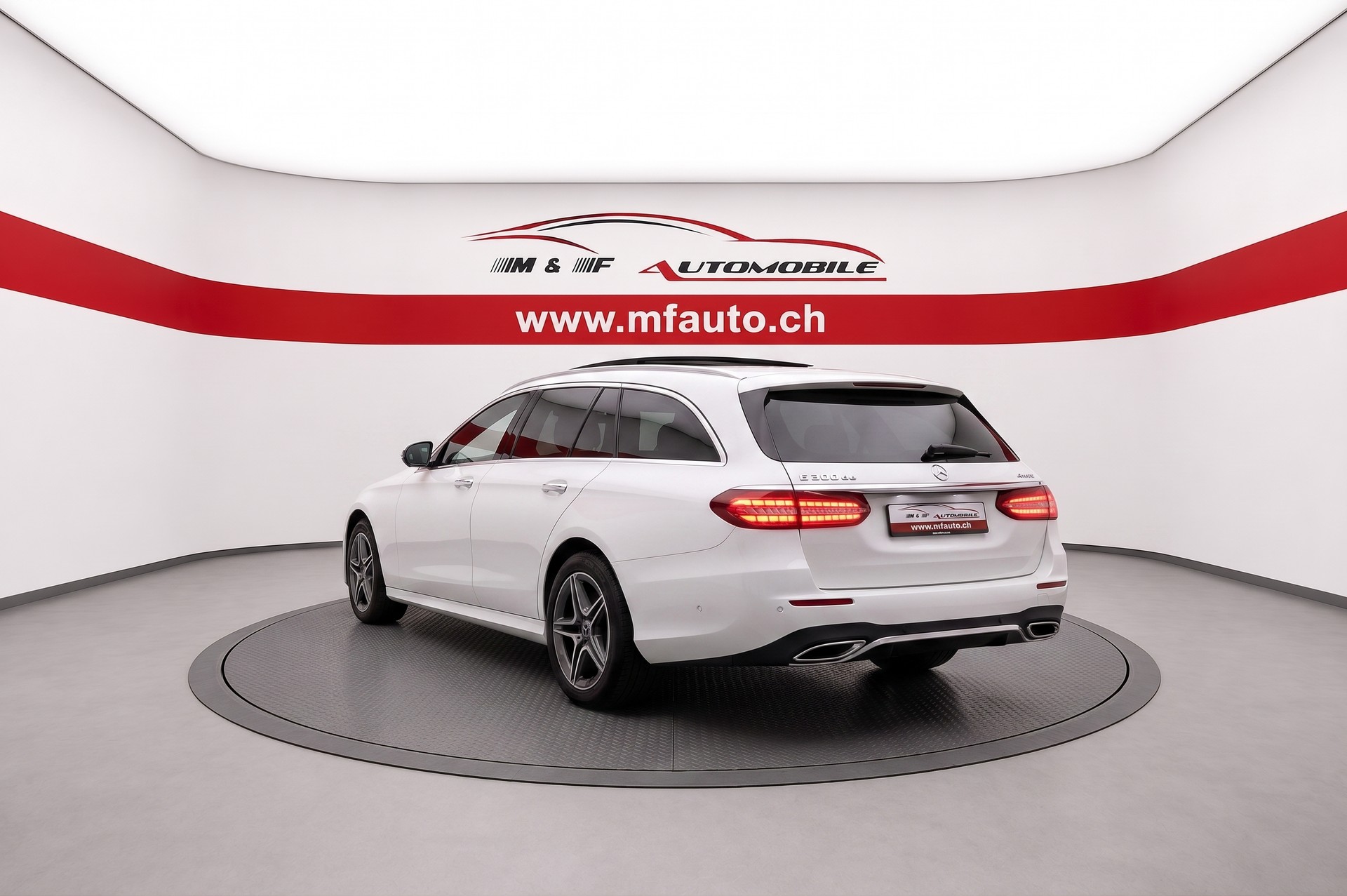 MERCEDES-BENZ E 300 de AMG Line 4matic Kombi Pack Premium " 360°-Kamera " Panorama-Schiebedach "-showroom-element-3