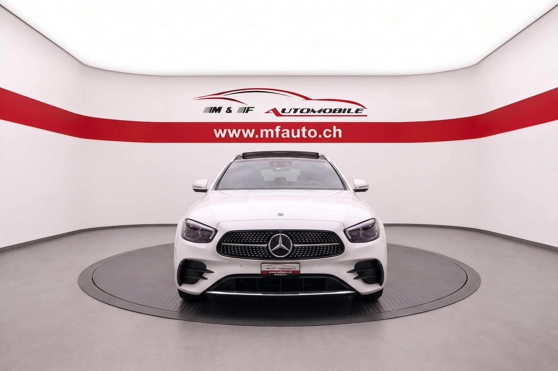 MERCEDES-BENZ E 300 de AMG Line 4matic Kombi Pack Premium " 360°-Kamera " Panorama-Schiebedach "-showroom-element-1