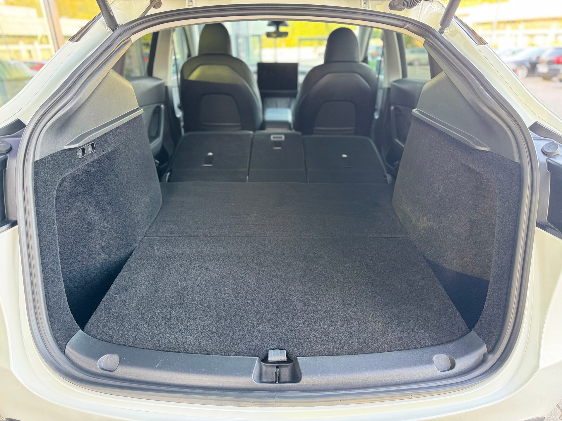 TESLA Model Y Long Range-image-13