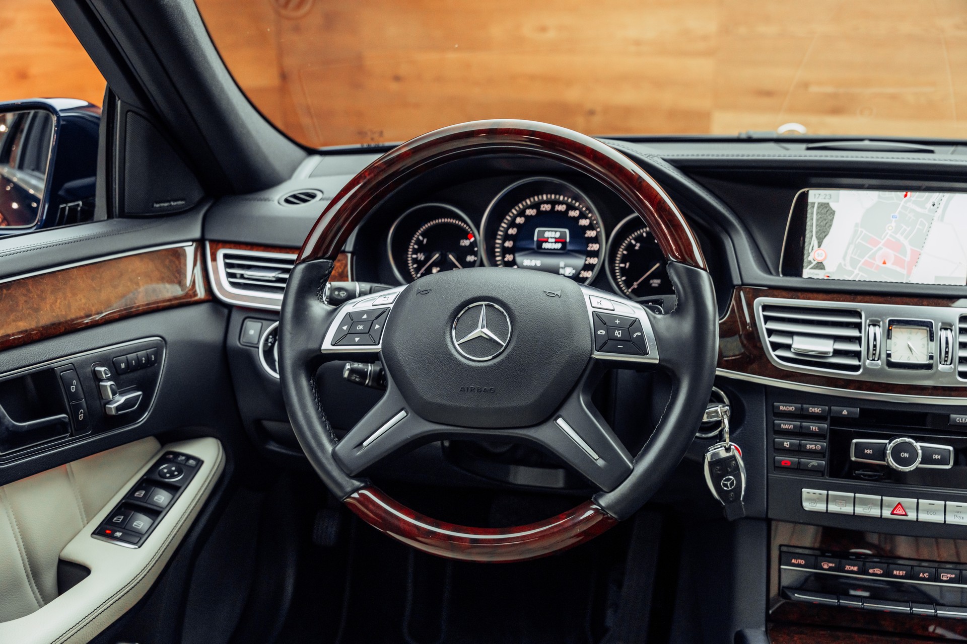 MERCEDES-BENZ E 350 BlueTEC Elégance 4Matic 7G-Tronic-image-16