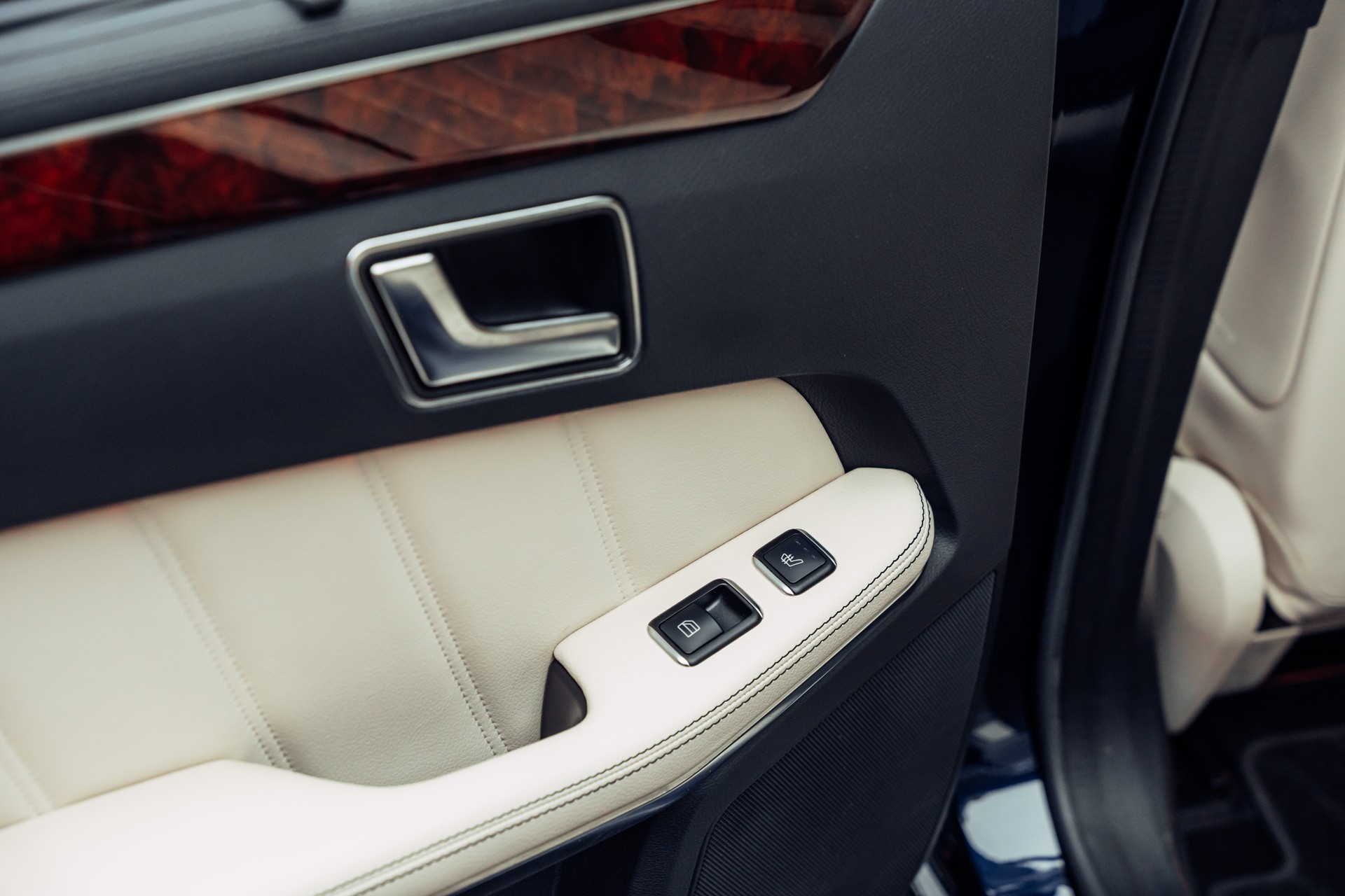 MERCEDES-BENZ E 350 BlueTEC Elégance 4Matic 7G-Tronic-image-13