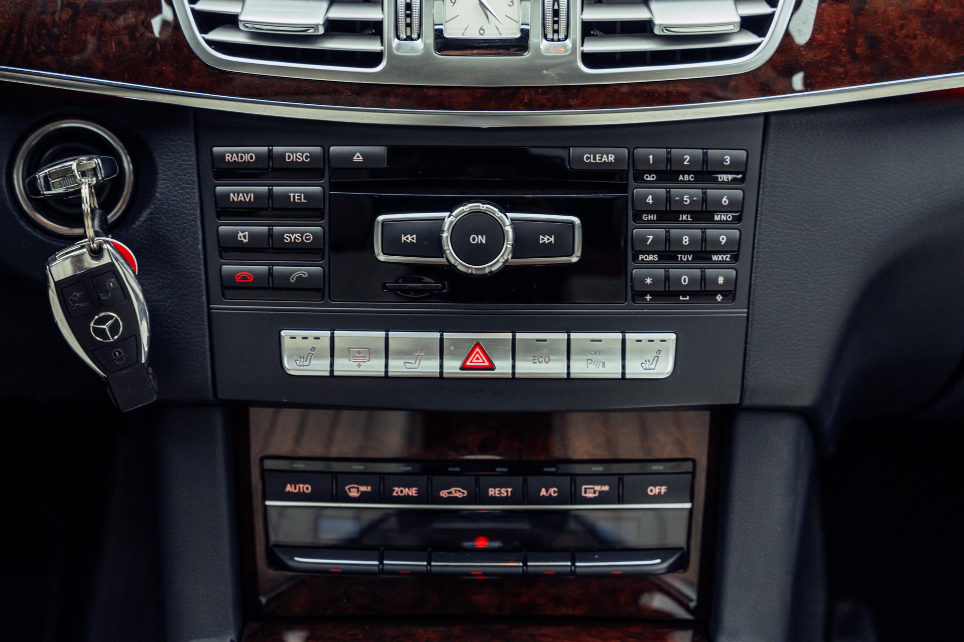 MERCEDES-BENZ E 350 BlueTEC Elégance 4Matic 7G-Tronic-image-17
