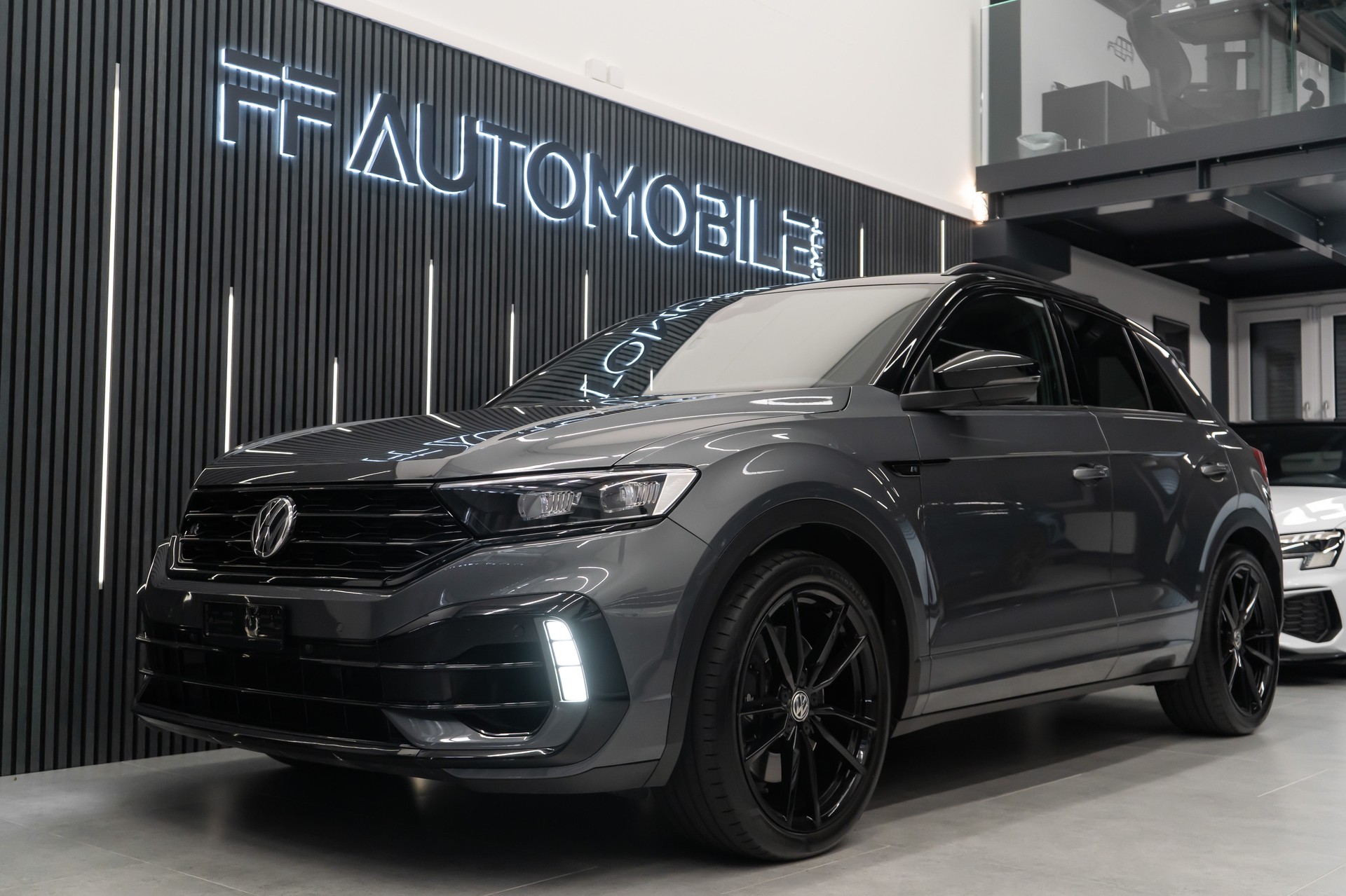 VW T-Roc 2.0 TSI R DSG 4Motion-image-2