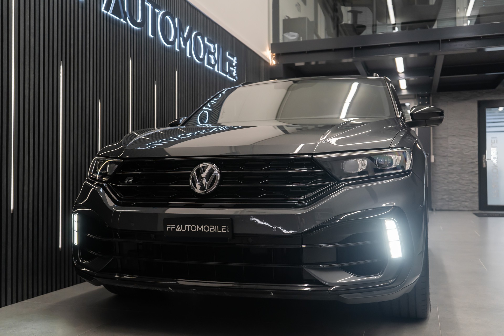 VW T-Roc 2.0 TSI R DSG 4Motion-image-4