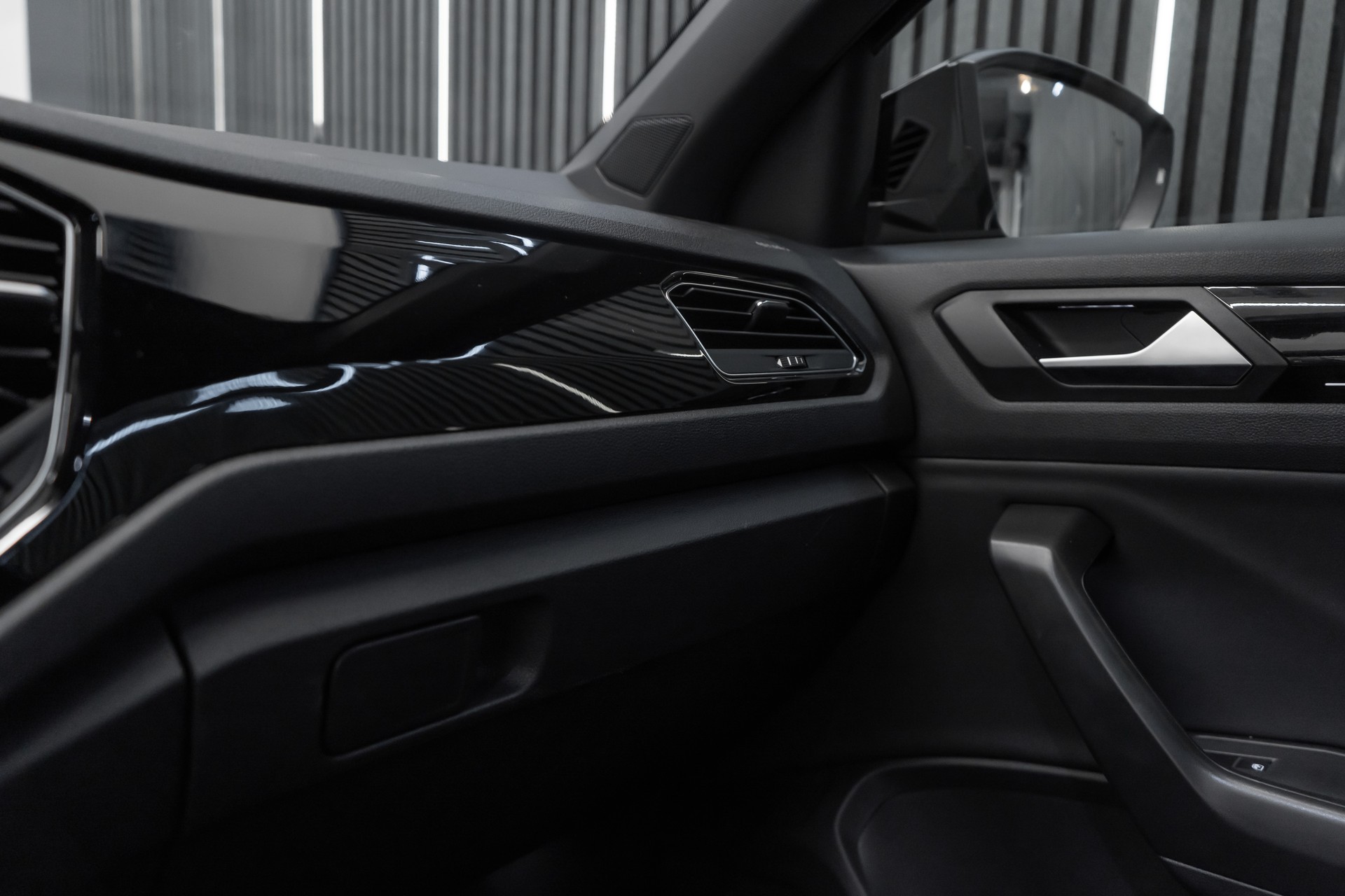 VW T-Roc 2.0 TSI R DSG 4Motion-image-25
