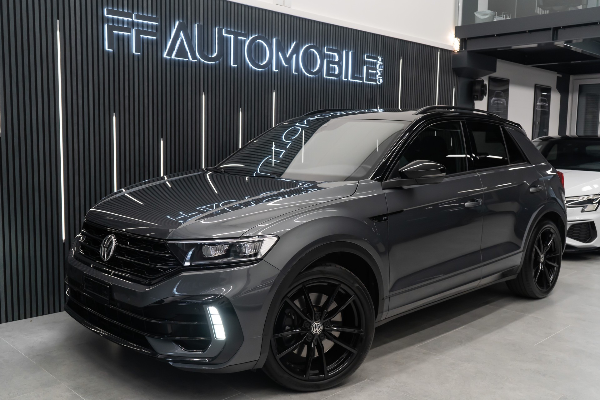 VW T-Roc 2.0 TSI R DSG 4Motion-image-1