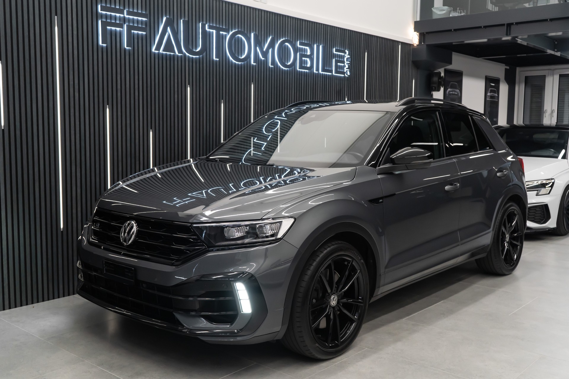 VW T-Roc 2.0 TSI R DSG 4Motion-image-3