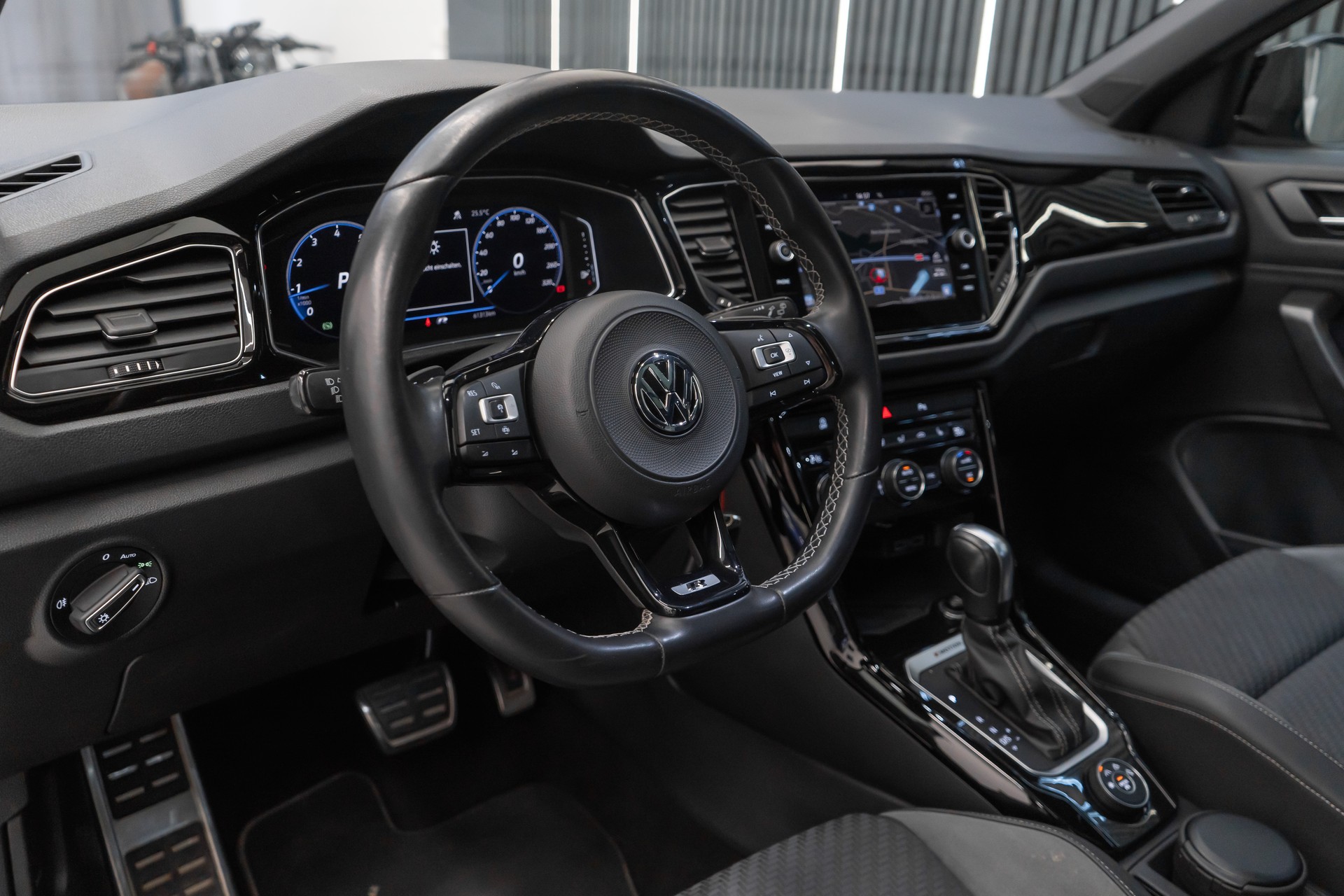 VW T-Roc 2.0 TSI R DSG 4Motion-image-17