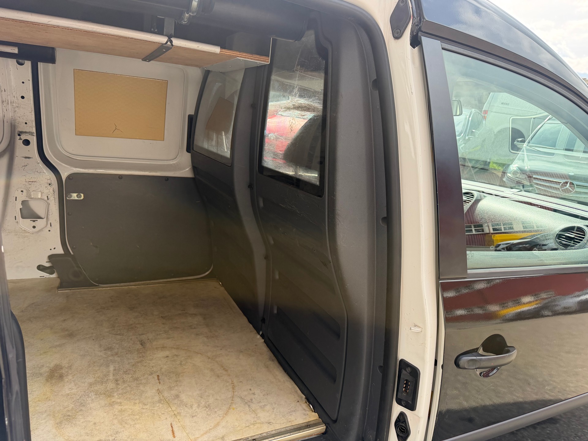 VW Caddy Maxi 2.0 TDI 4Motion-image-9
