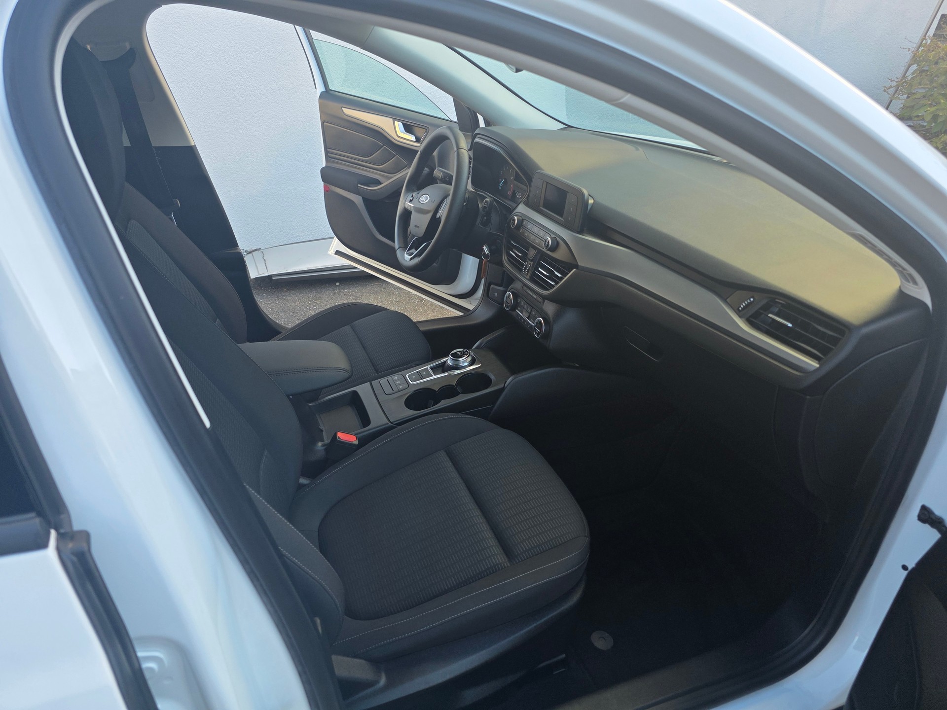 FORD Focus 1.0 SCTi Trend Automatic-image-10