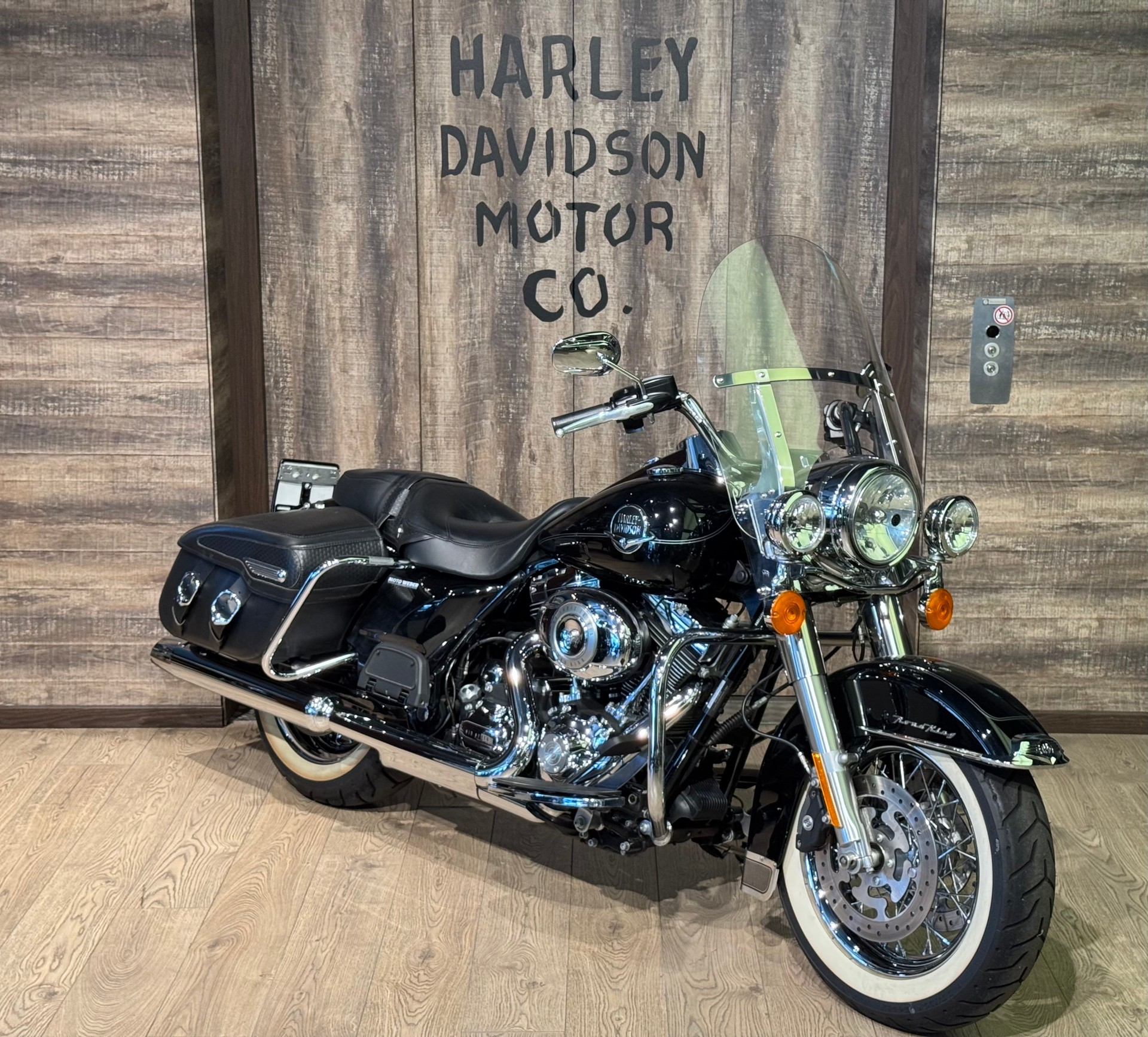 HARLEY-DAVIDSON FLHRC Road King Classic ABS-showroom-element-1