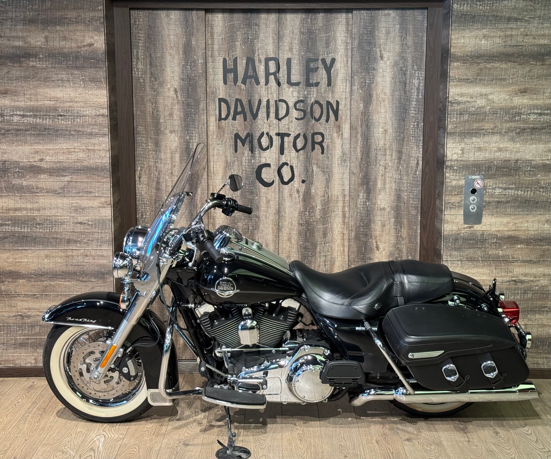 HARLEY-DAVIDSON FLHRC Road King Classic ABS-showroom-element-3