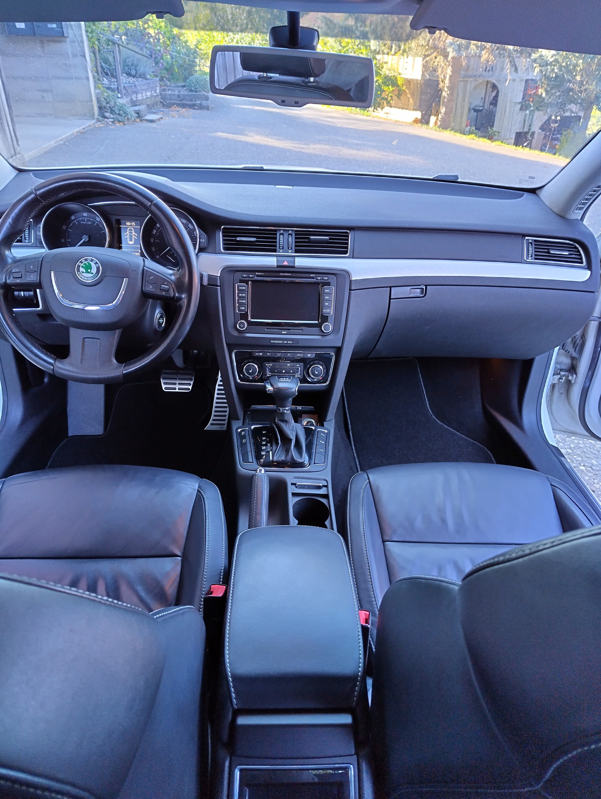 SKODA 1.8 TSI Elegance DSG-image-4