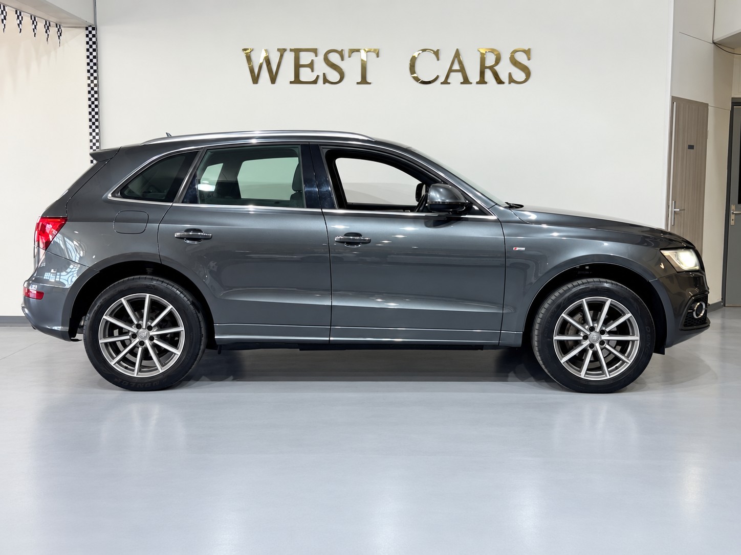 AUDI Q5 2.0 TFSI S-Line quattro-image-2