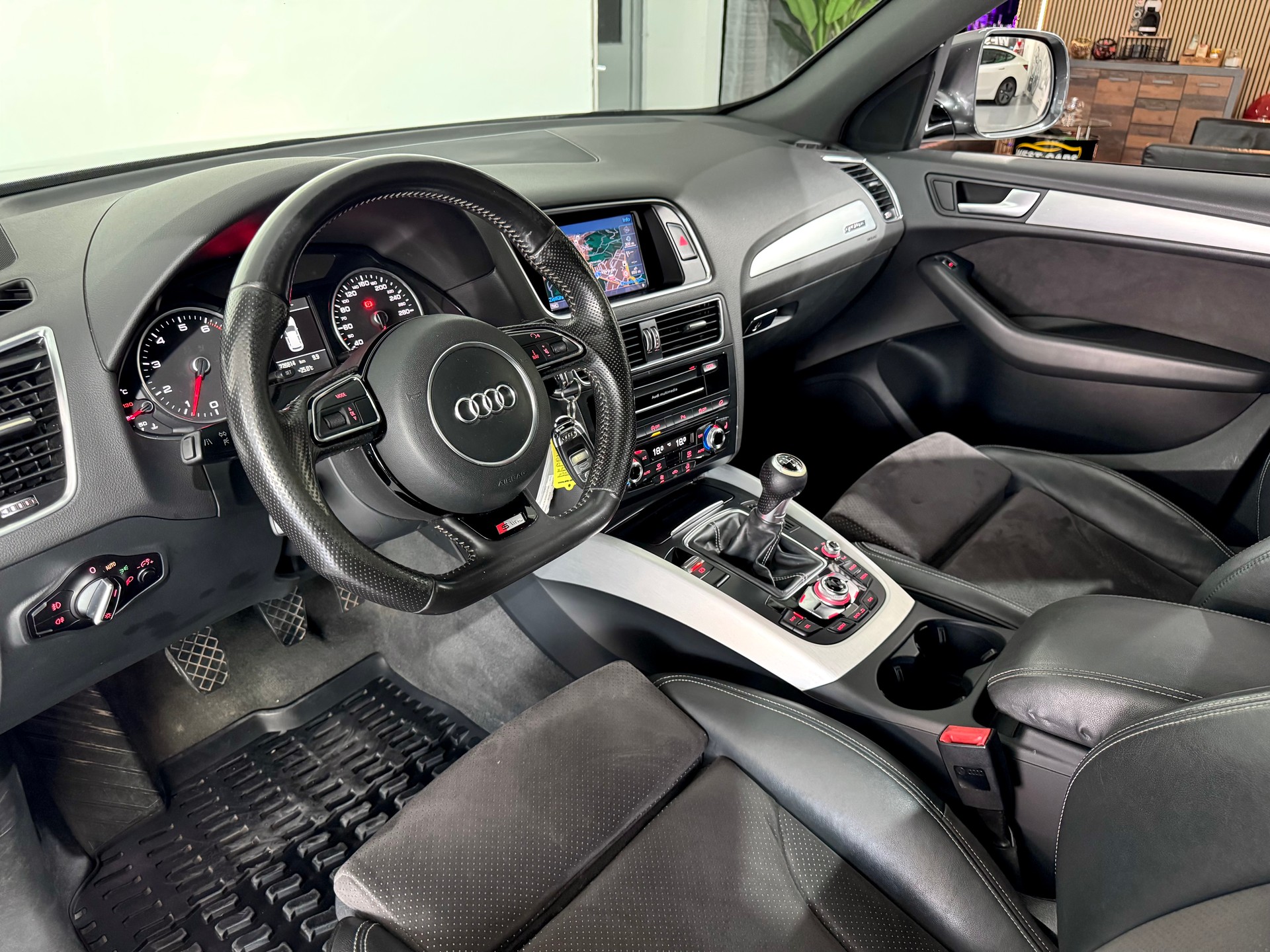 AUDI Q5 2.0 TFSI S-Line quattro-image-8