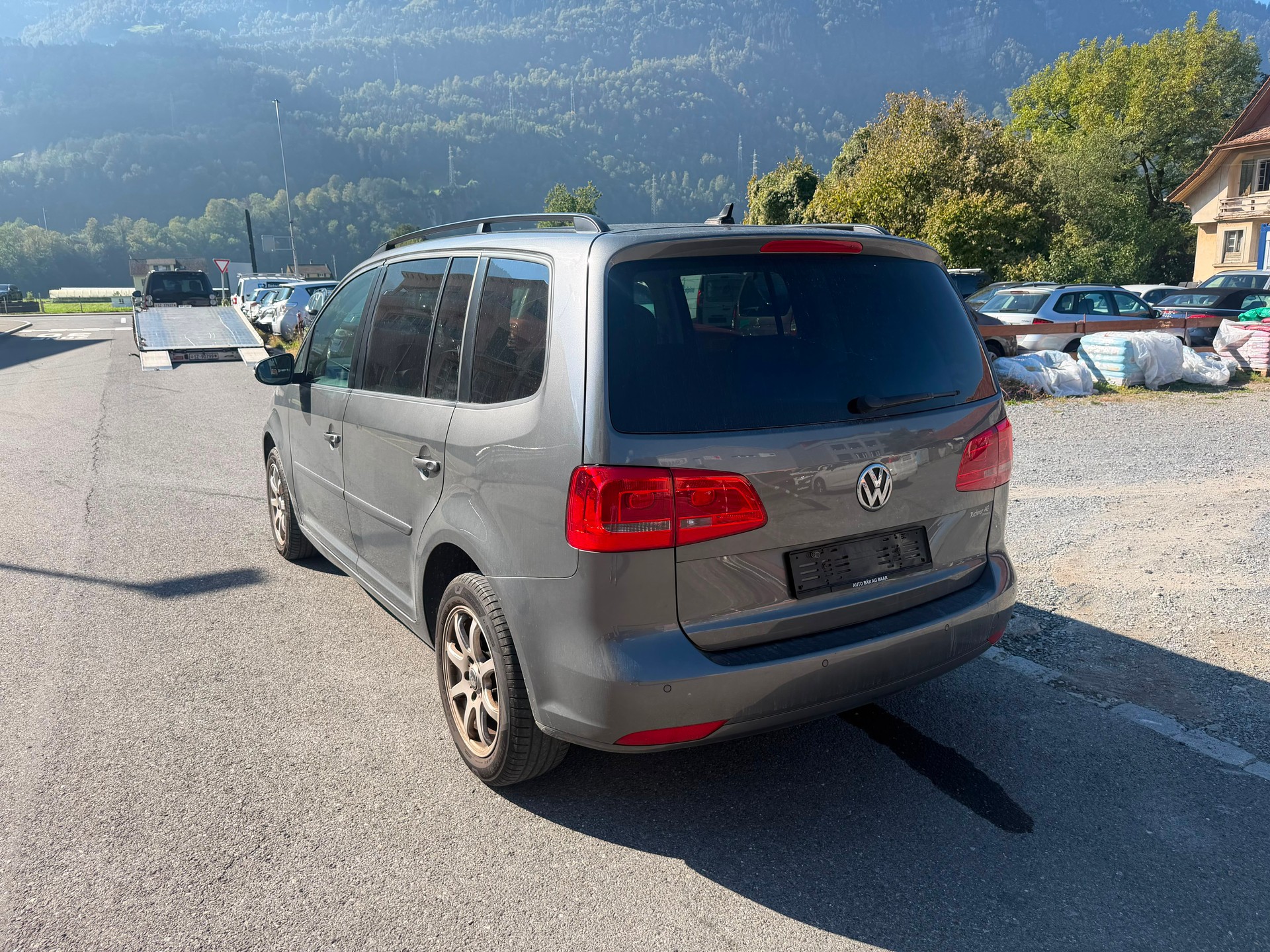 VW Touran 2.0 TDI BlueMotion Technology Design DSG-image-2