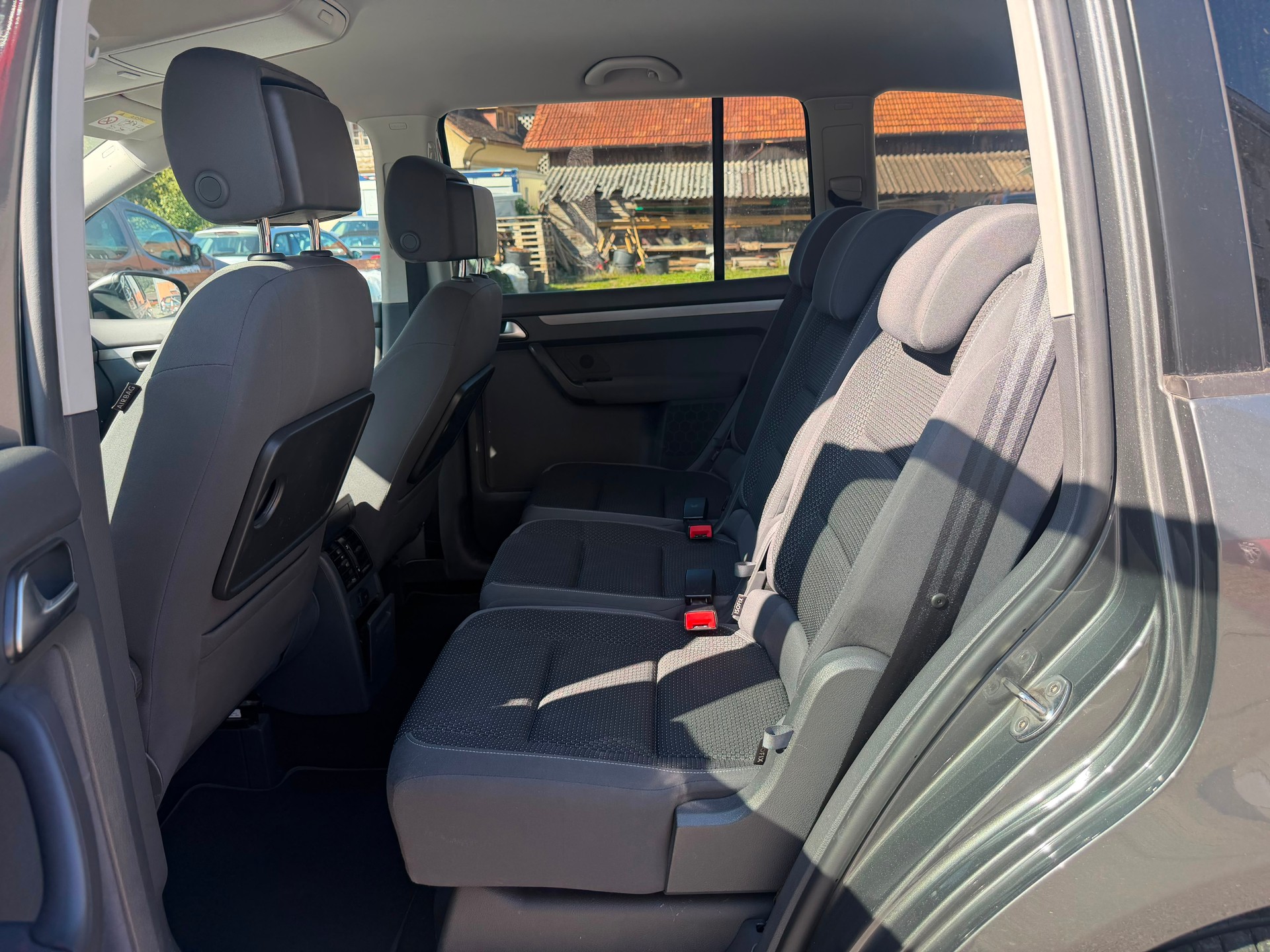 VW Touran 2.0 TDI BlueMotion Technology Design DSG-image-4