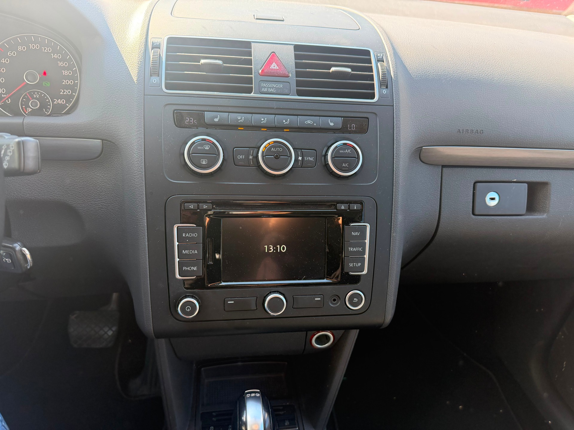 VW Touran 2.0 TDI BlueMotion Technology Design DSG-image-7