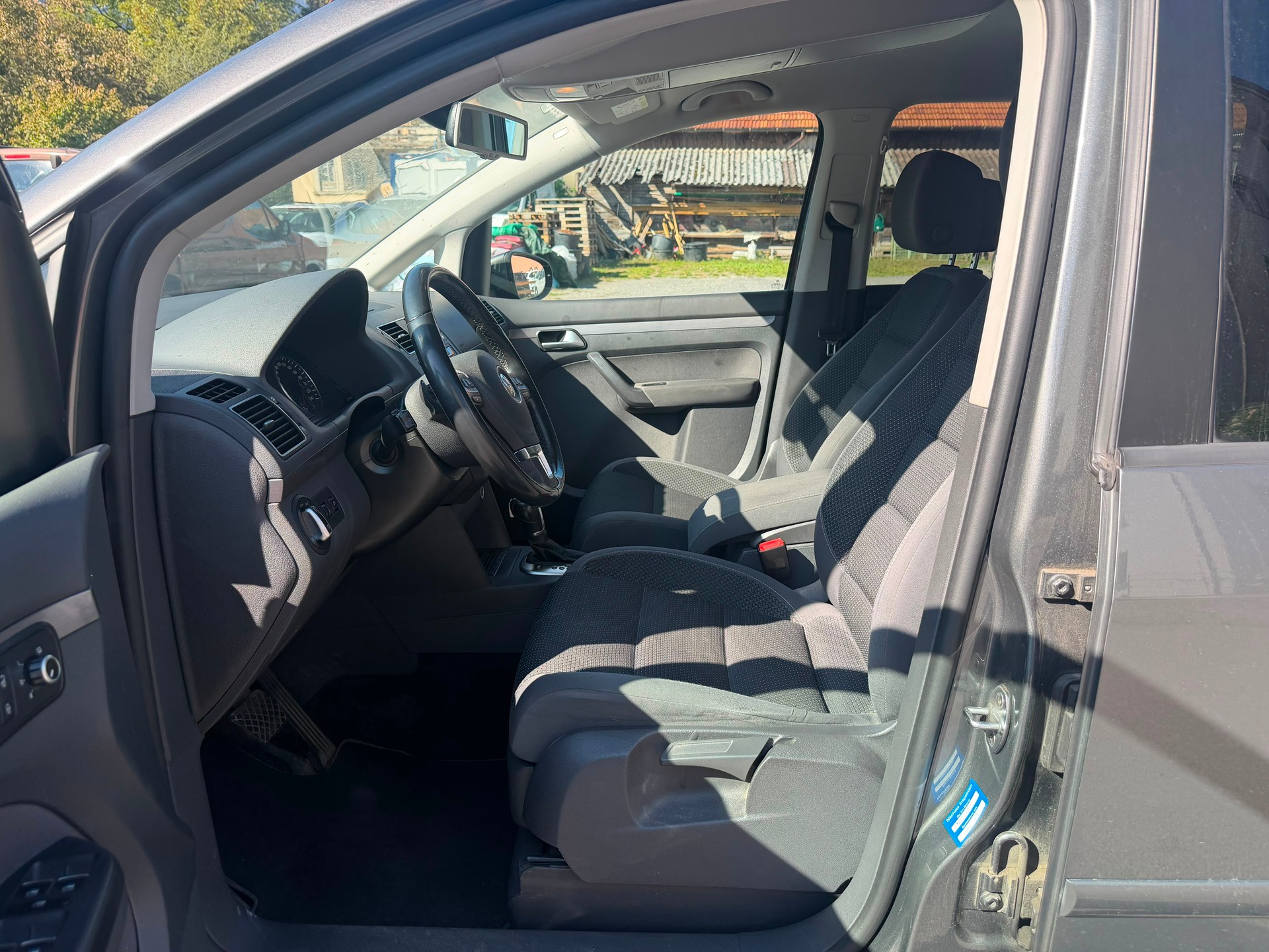 VW Touran 2.0 TDI BlueMotion Technology Design DSG-image-5